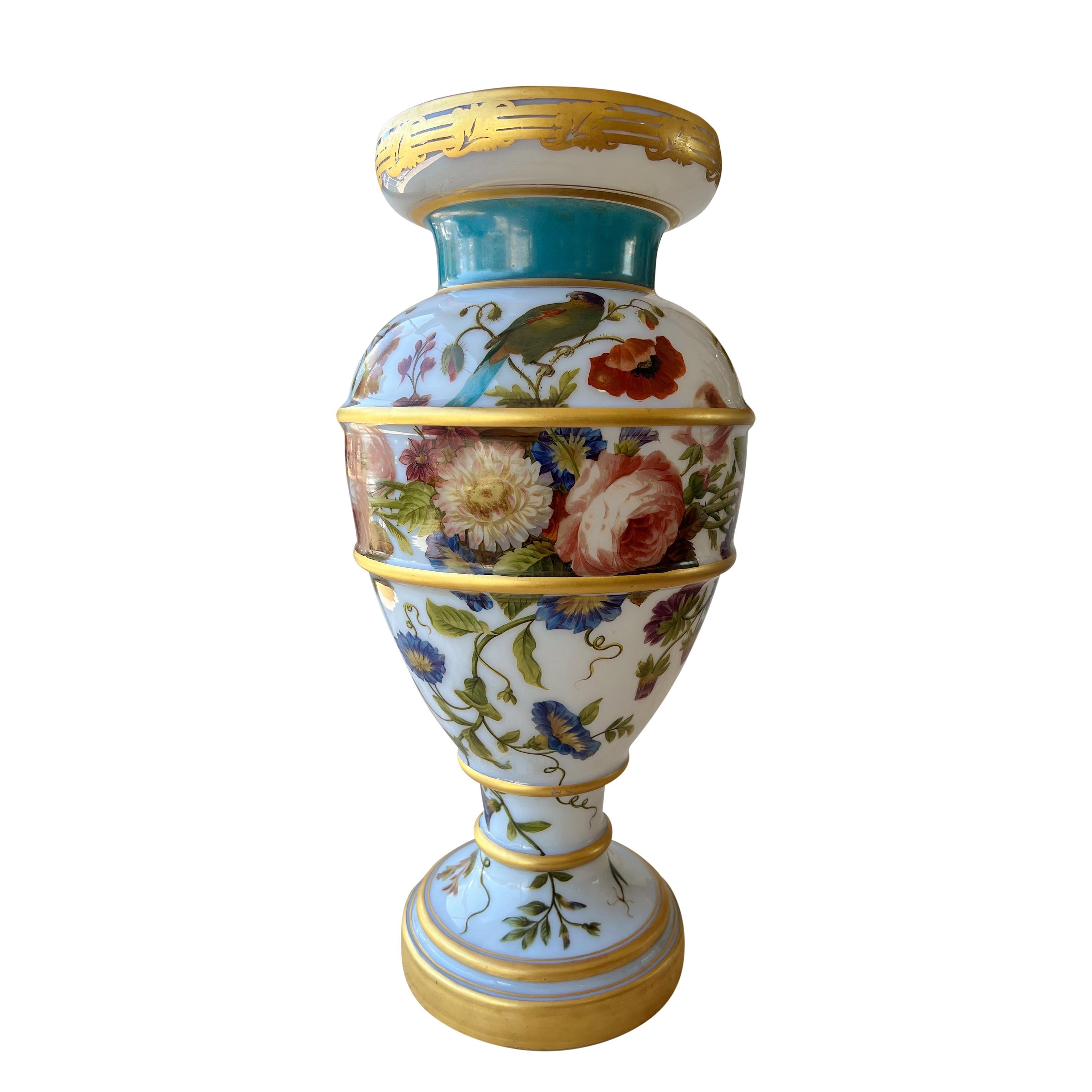 Très grand vase français décoré en verre opalin émaillé de Baccarat, vers 1845 Excellent état - En vente à Los Angeles, CA