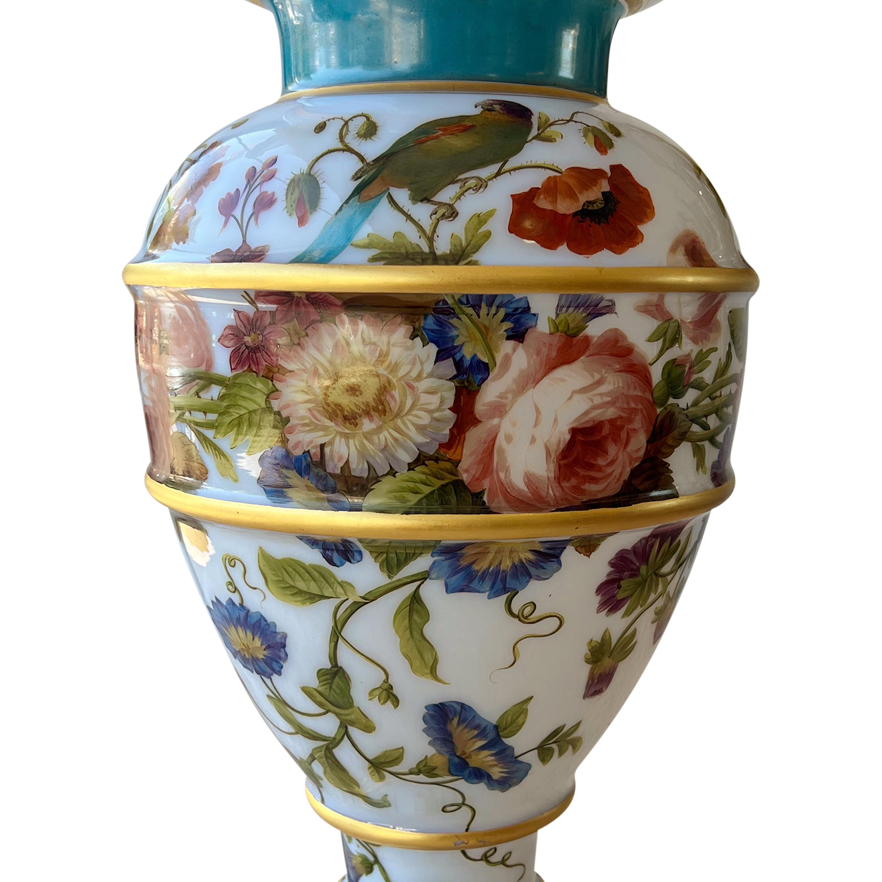 XIXe siècle Très grand vase français décoré en verre opalin émaillé de Baccarat, vers 1845 en vente