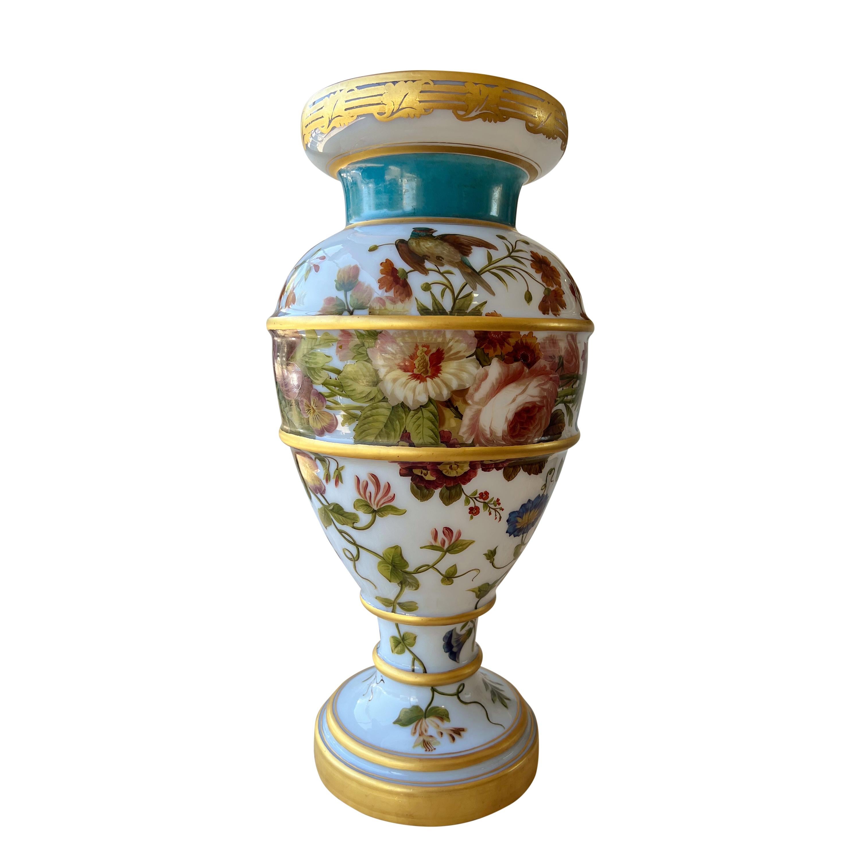 Verre d'art Très grand vase français décoré en verre opalin émaillé de Baccarat, vers 1845 en vente