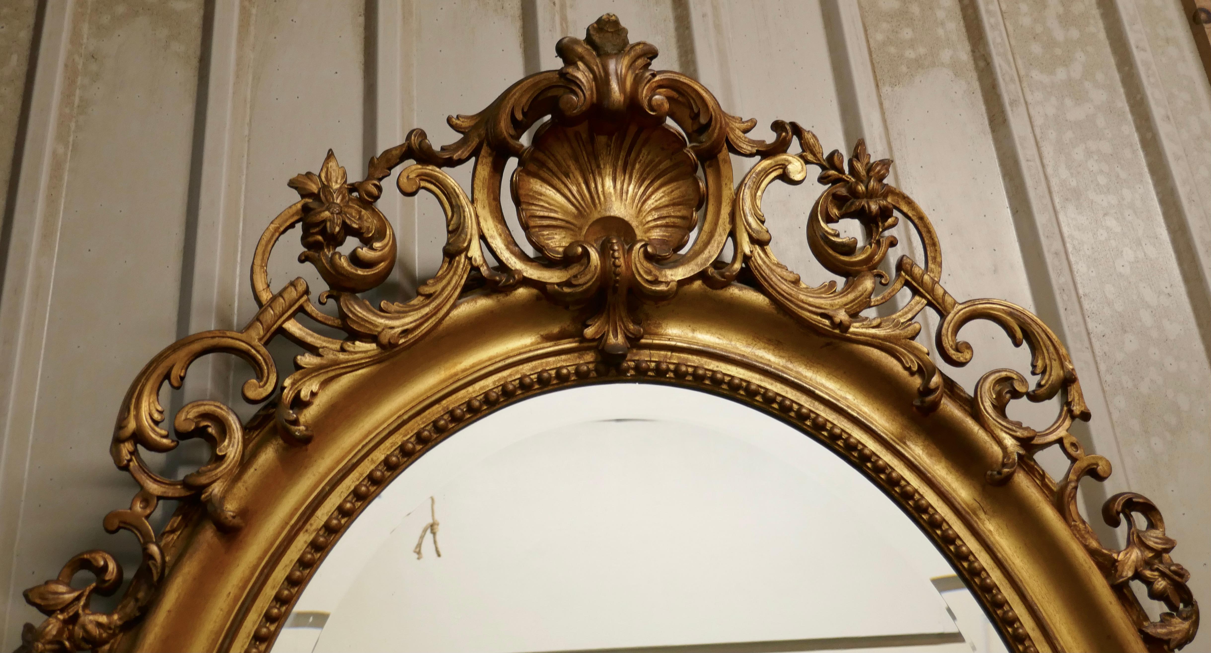 Très grand miroir mural ovale doré de style rococo français    en vente 3