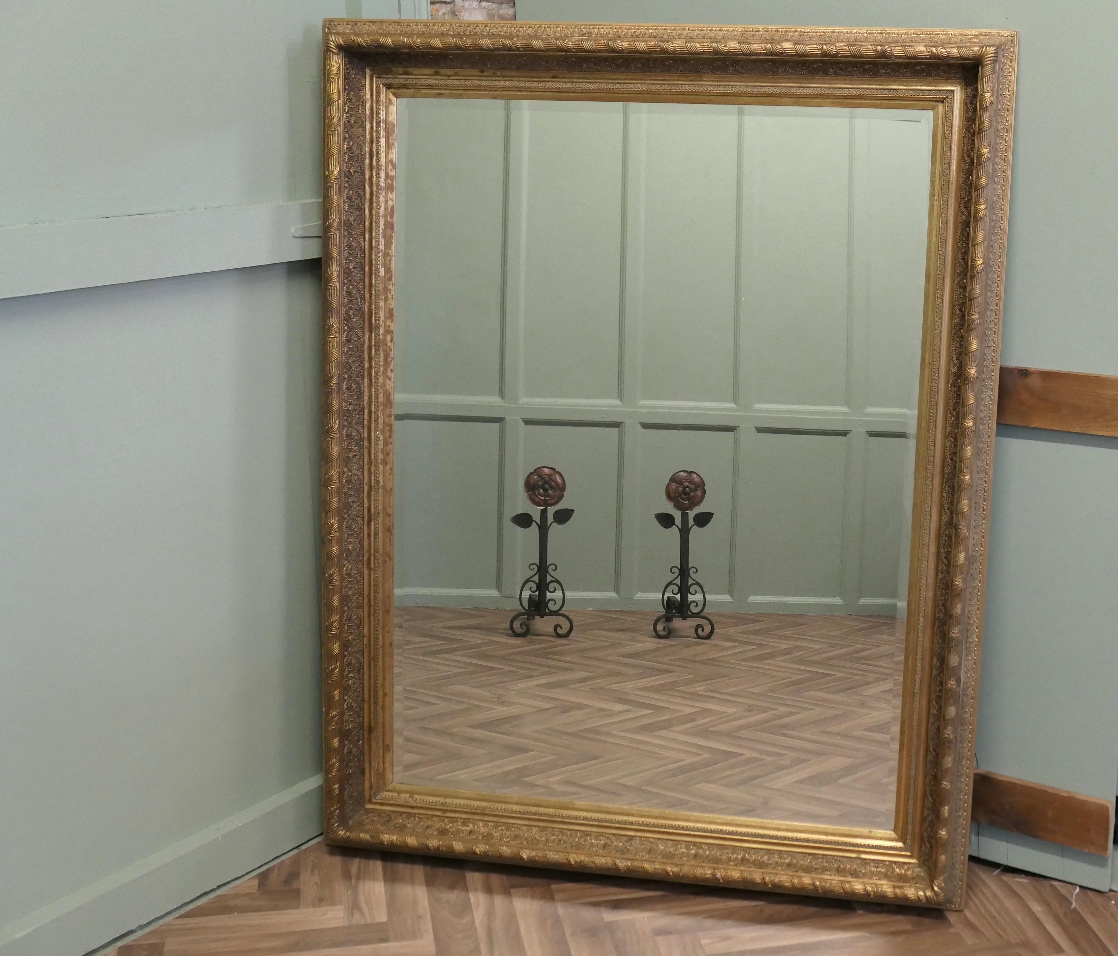 Grand miroir mural doré

Il s'agit d'un beau miroir biseauté ancien, placé dans un grand cadre décoratif doré de 6