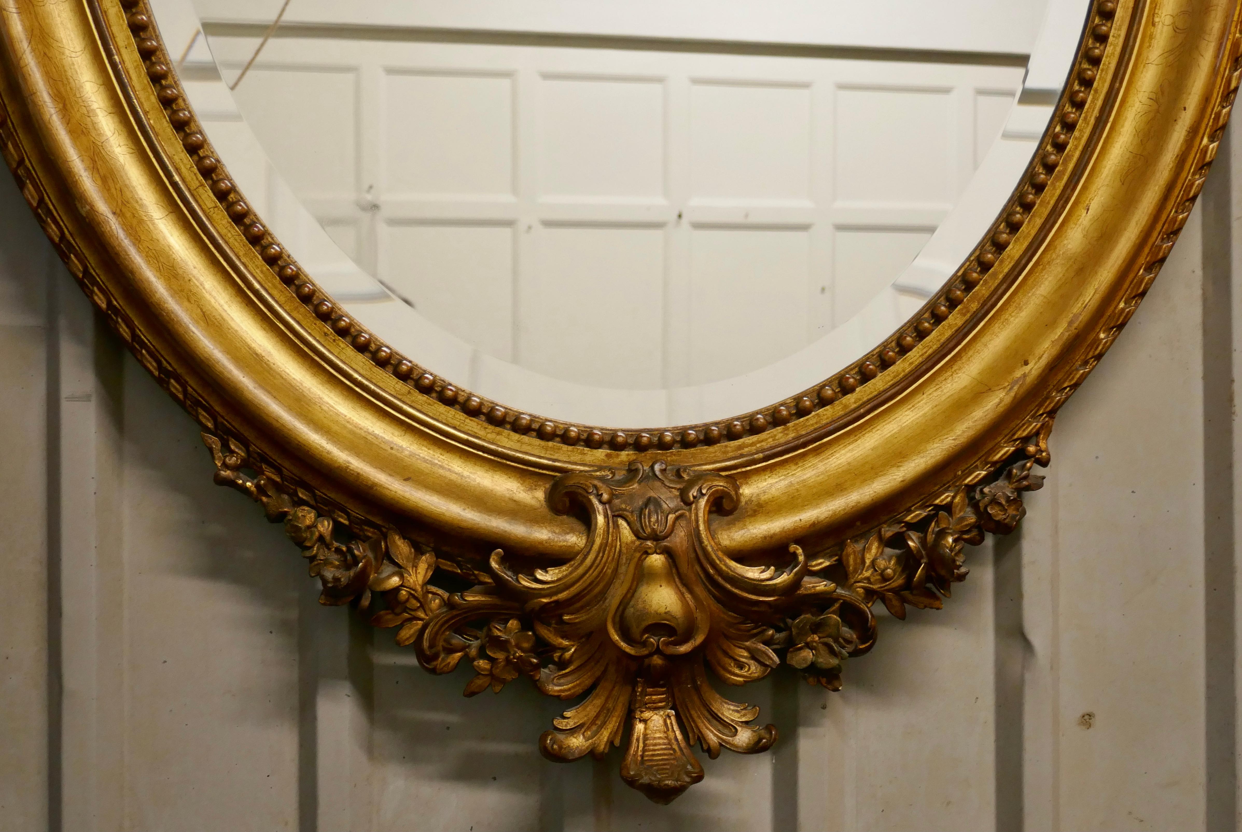 Rococo Très grand miroir mural ovale doré de style rococo français    en vente
