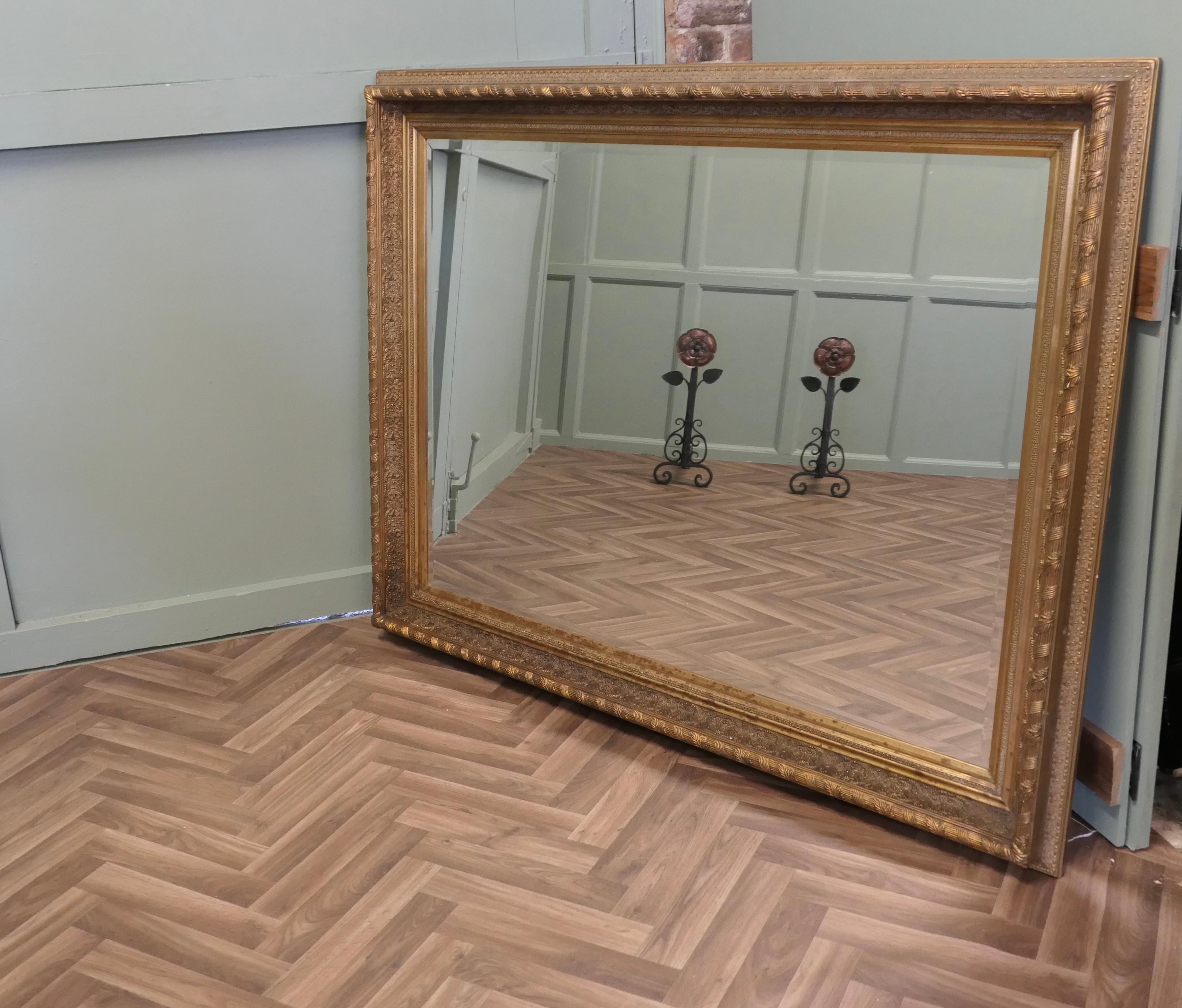 Milieu du XXe siècle Très grand miroir mural doré rococo français en vente