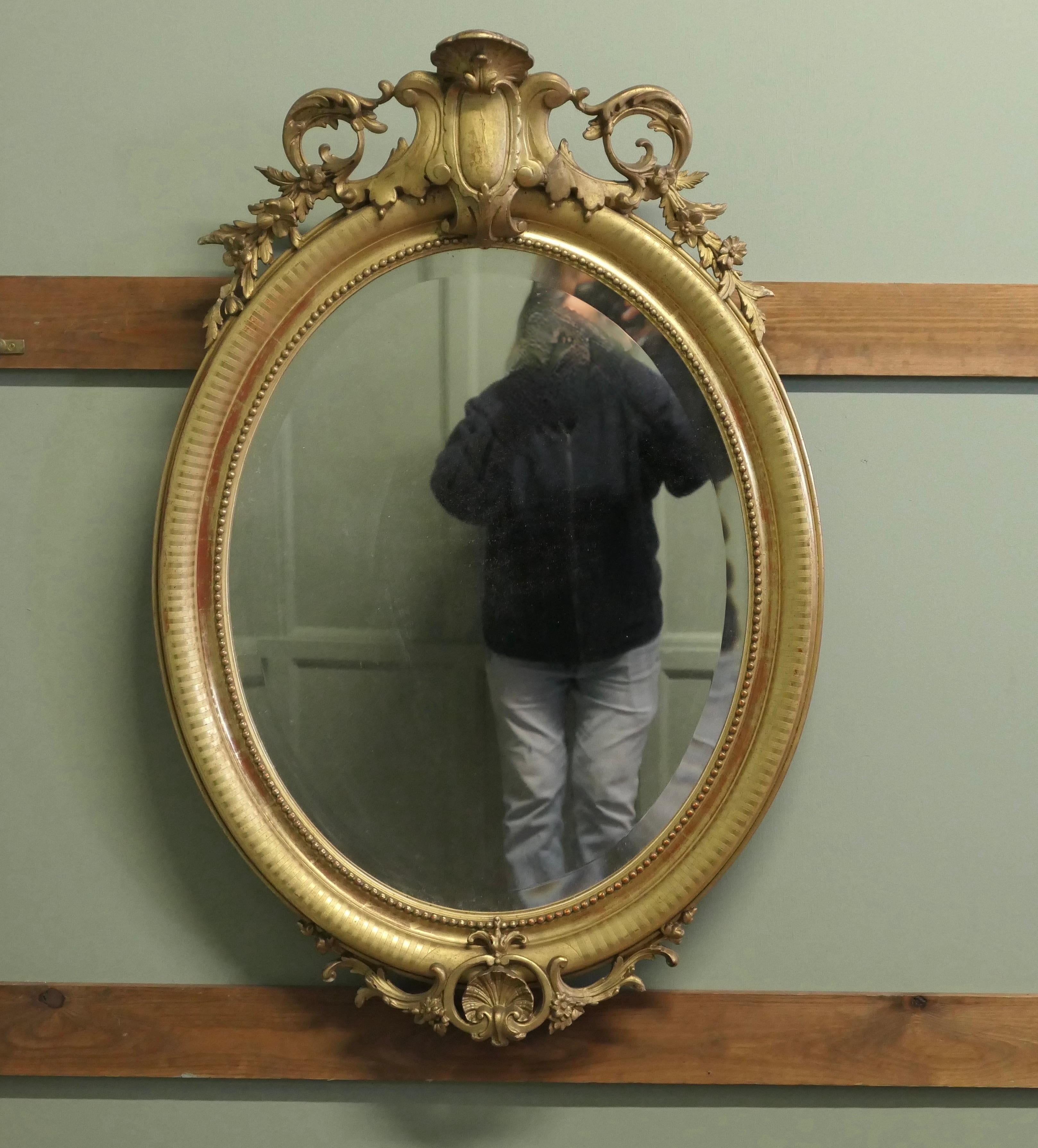 Espejo de pared ovalado dorado French Rococo muy grande siglo XIX en venta