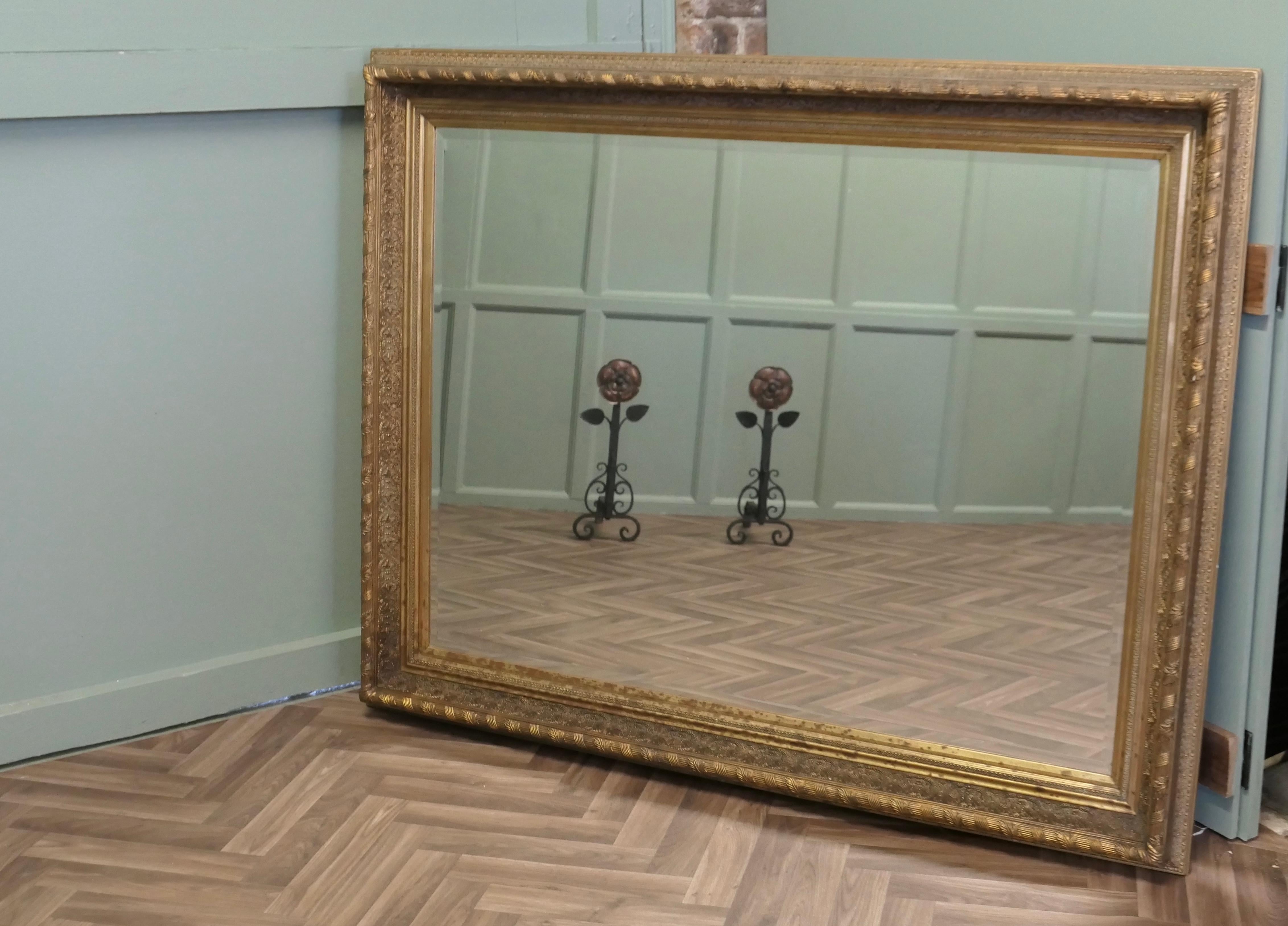 Gesso Très grand miroir mural doré rococo français en vente