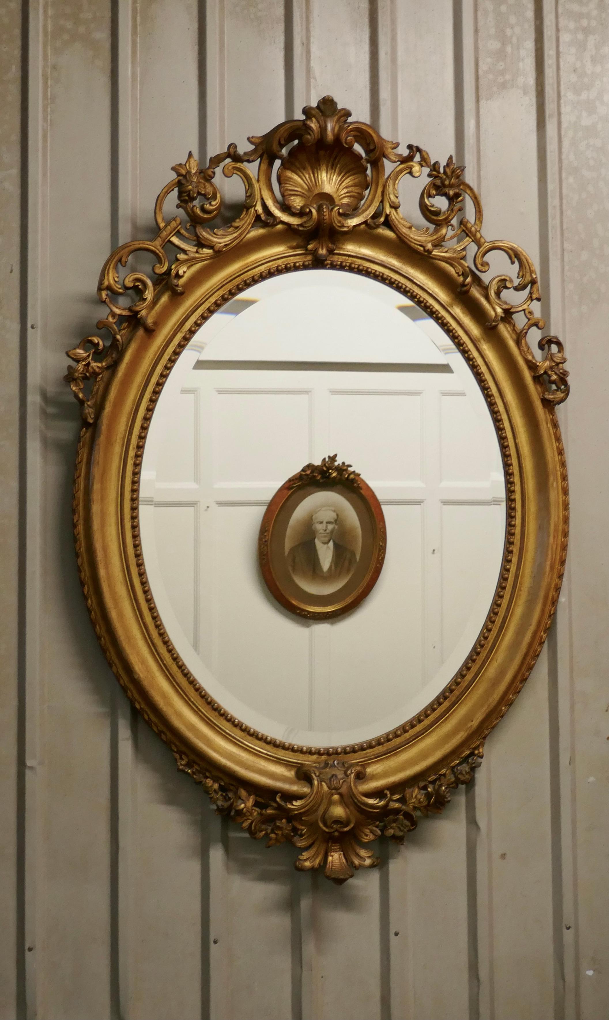 XIXe siècle Très grand miroir mural ovale doré de style rococo français    en vente