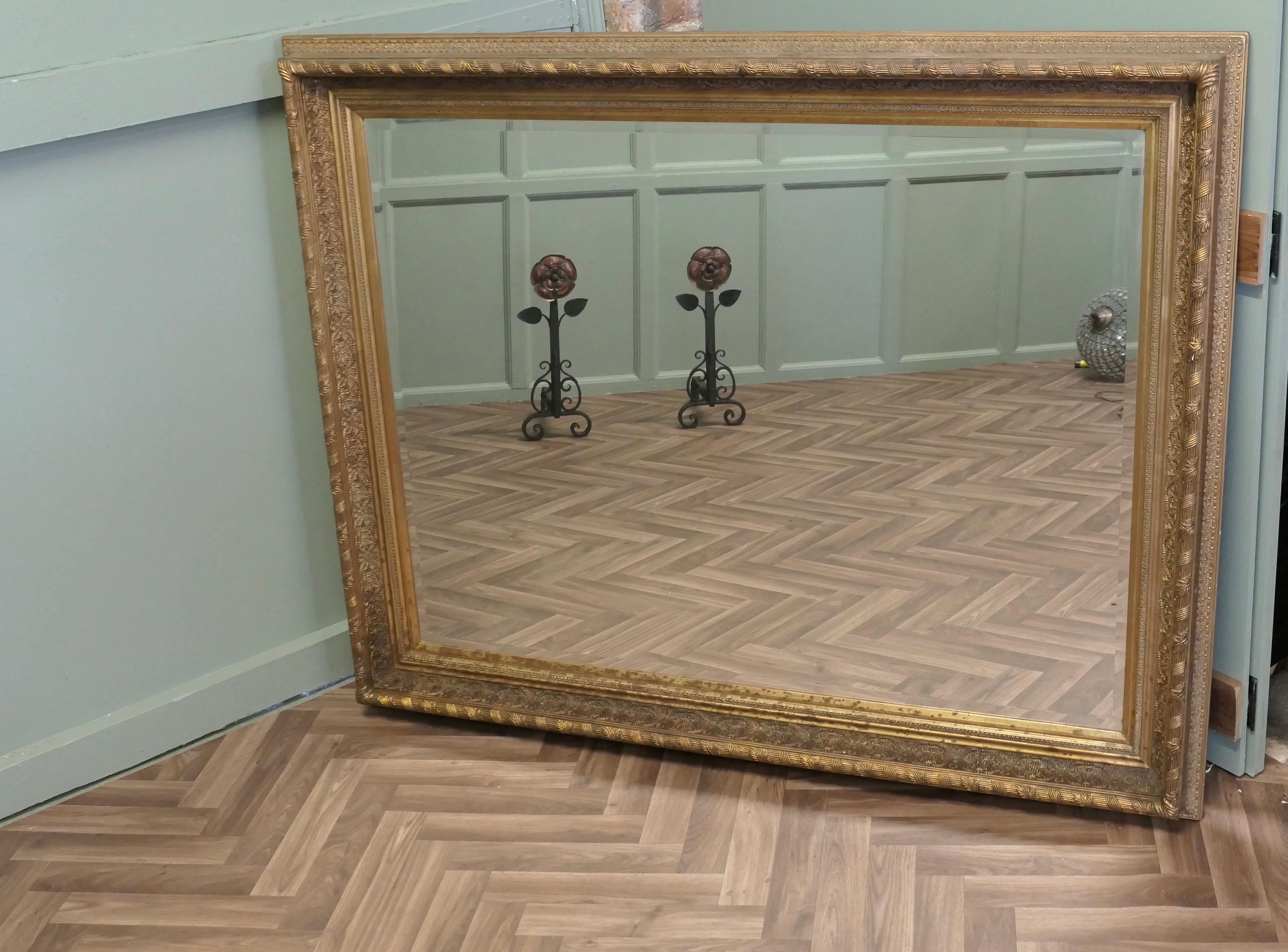 Très grand miroir mural doré rococo français en vente 1