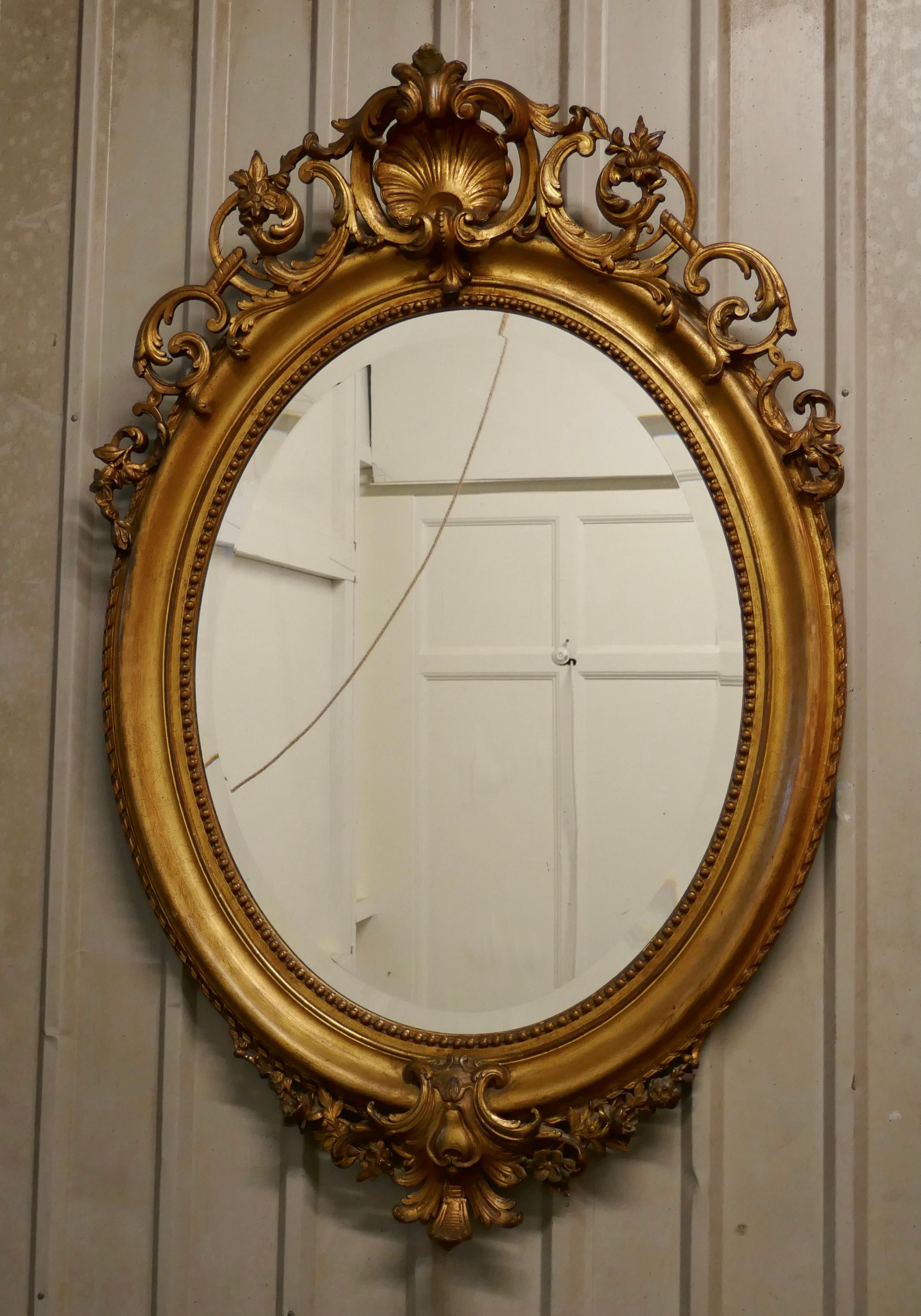 Bois doré Très grand miroir mural ovale doré de style rococo français    en vente