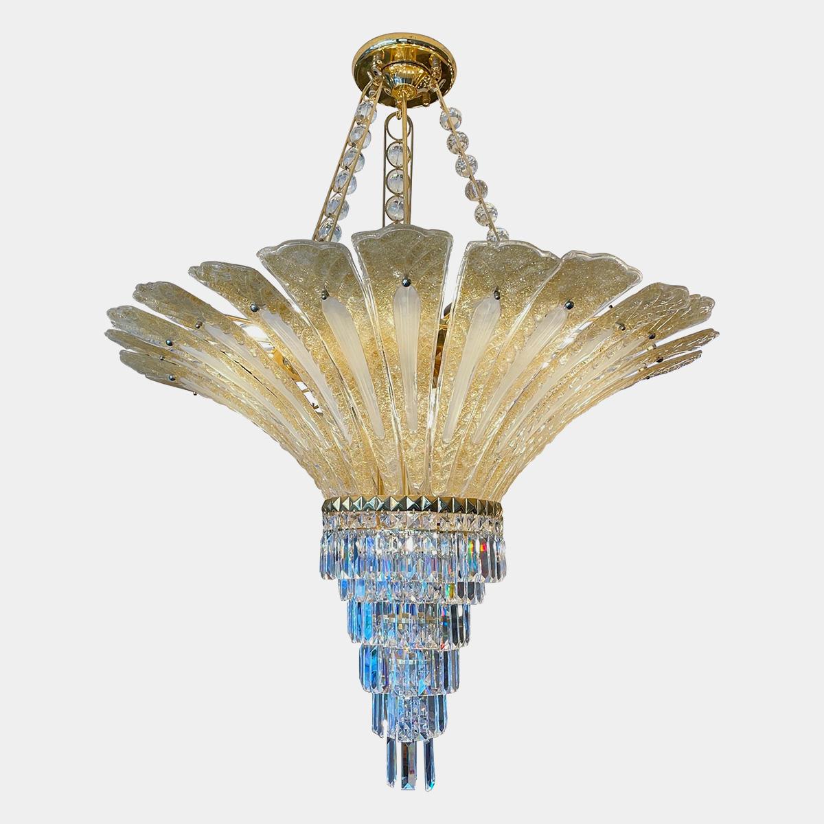 Un lampadario a foglie di palma di Murano molto grande e sgargiante. La cornice dorata sorregge le foglie in vetro di Murano con riflessi dorati a 24 carati, con un fondo in cristallo a più livelli. I sostegni del soffitto sono costituiti da sfere