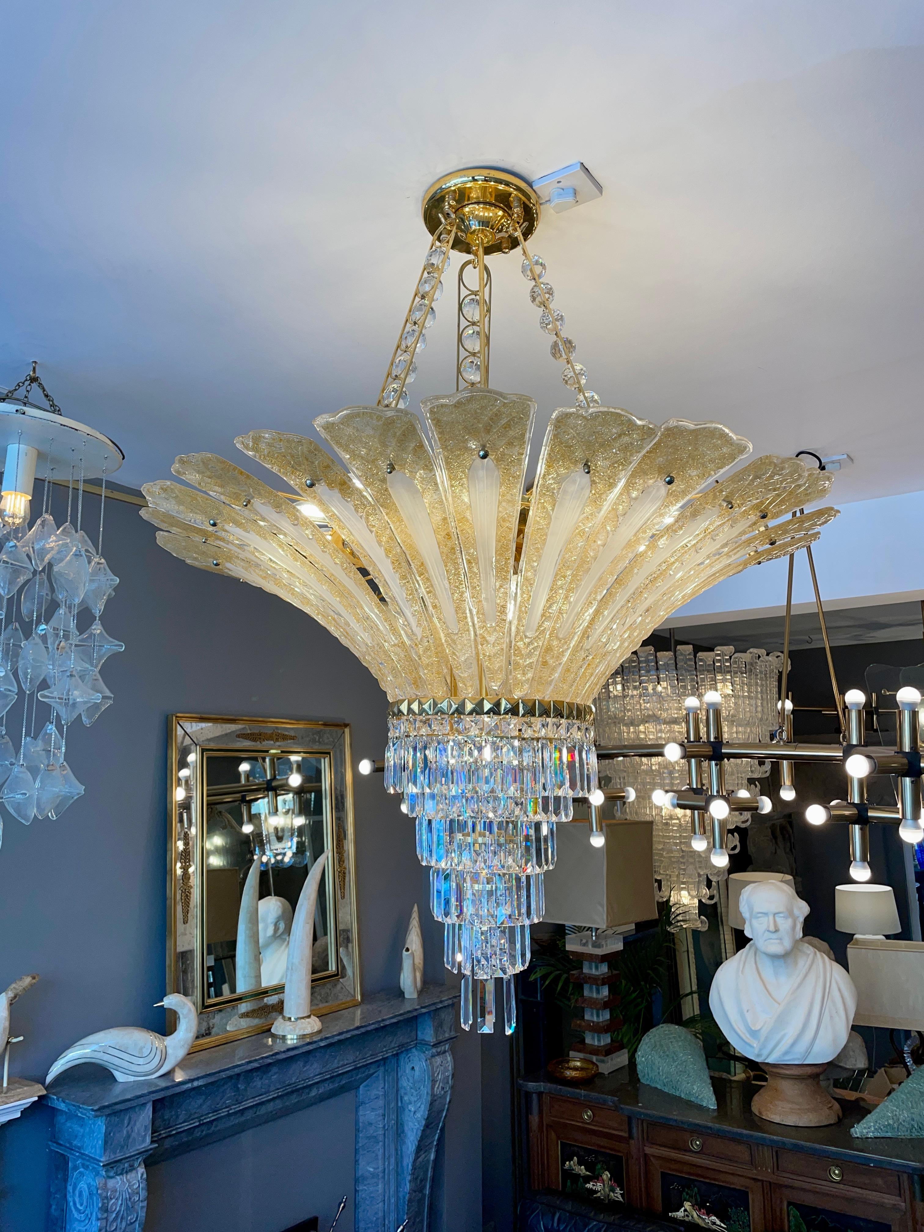 Hollywood Regency Un grande lampadario italiano di Murano con foglie di palma in oro in vendita