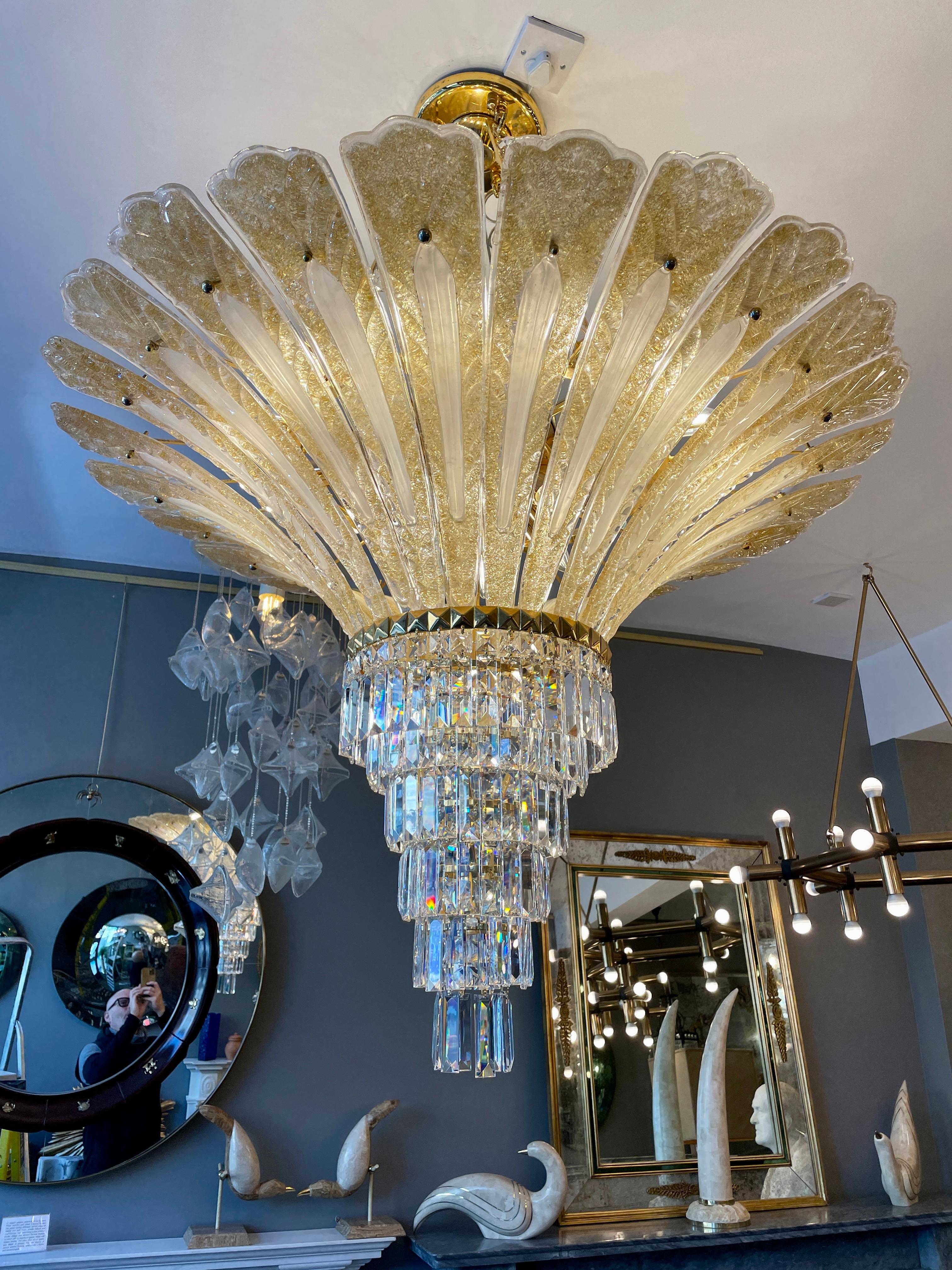 Italiano Un grande lampadario italiano di Murano con foglie di palma in oro in vendita