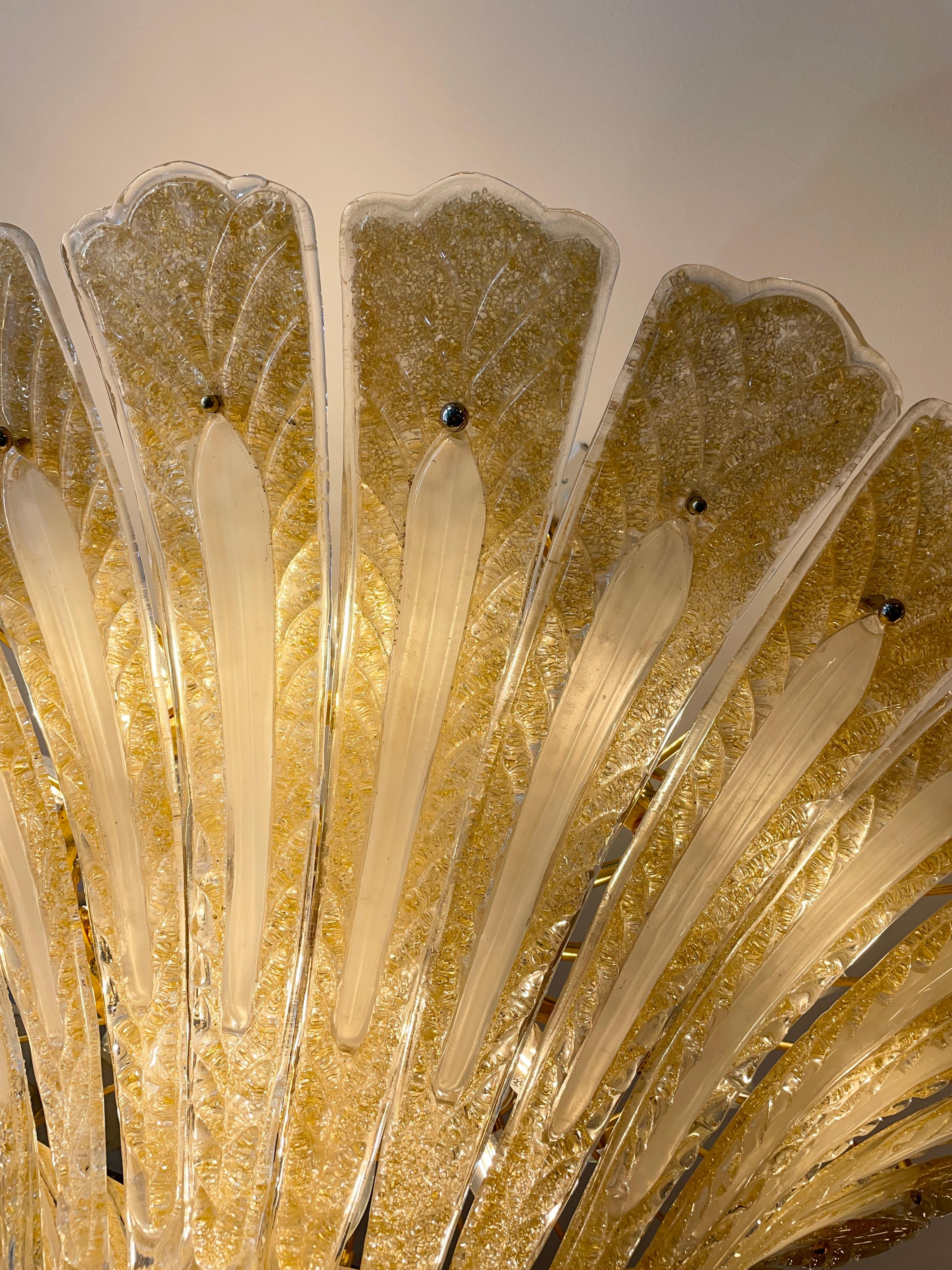 Metà XX secolo Un grande lampadario italiano di Murano con foglie di palma in oro in vendita