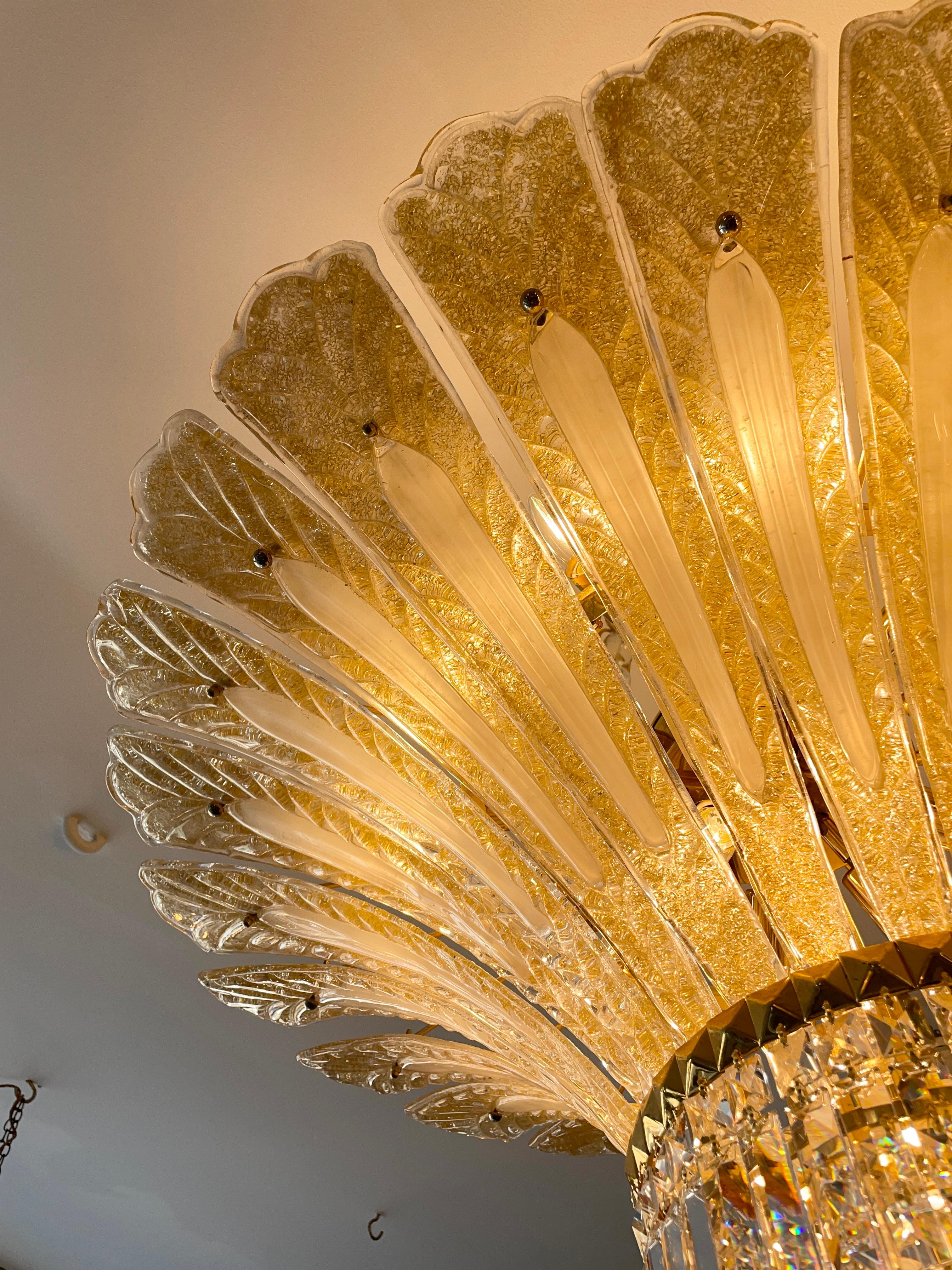 Cristallo Un grande lampadario italiano di Murano con foglie di palma in oro in vendita