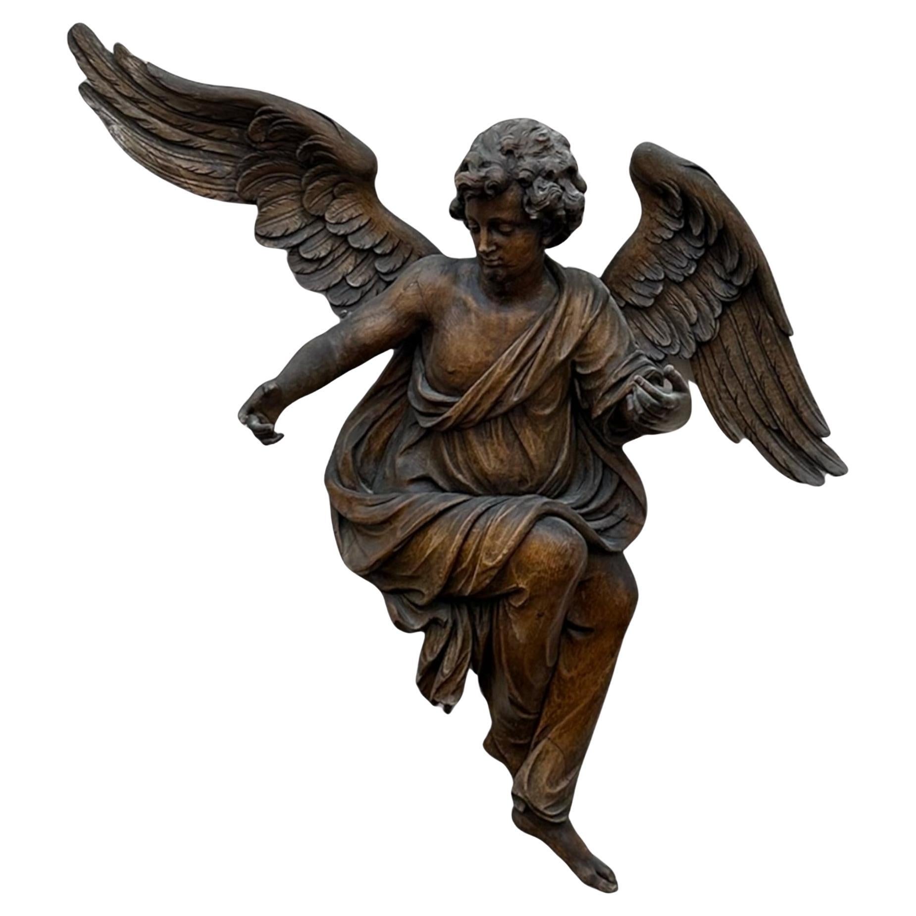 Très grande figure d'ange ailé en Oak Flemish de la fin du XVIIe siècle
