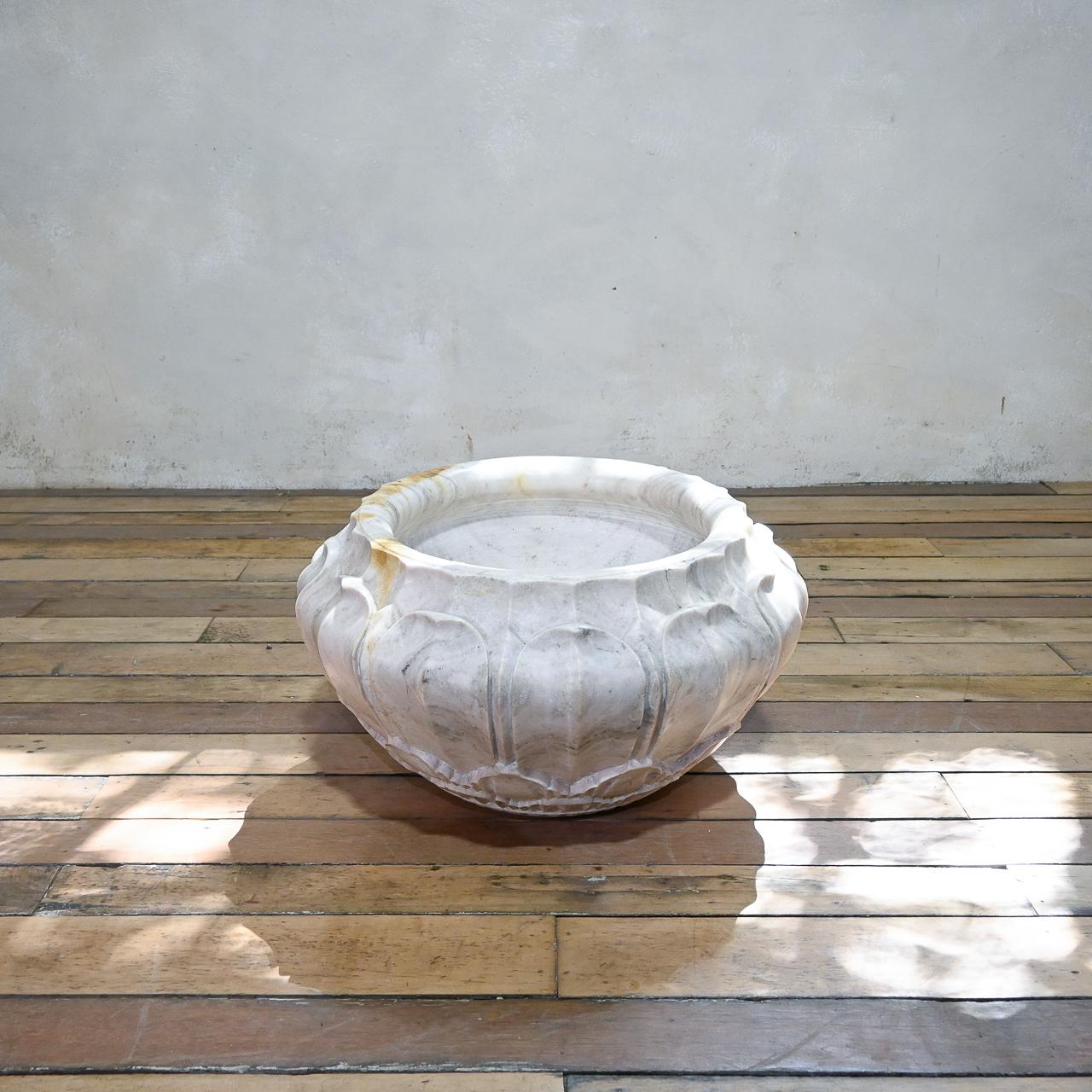 An Extremely Large 20th Century Marble Planter - Jardiniere Lotus Indian  For Sale 11