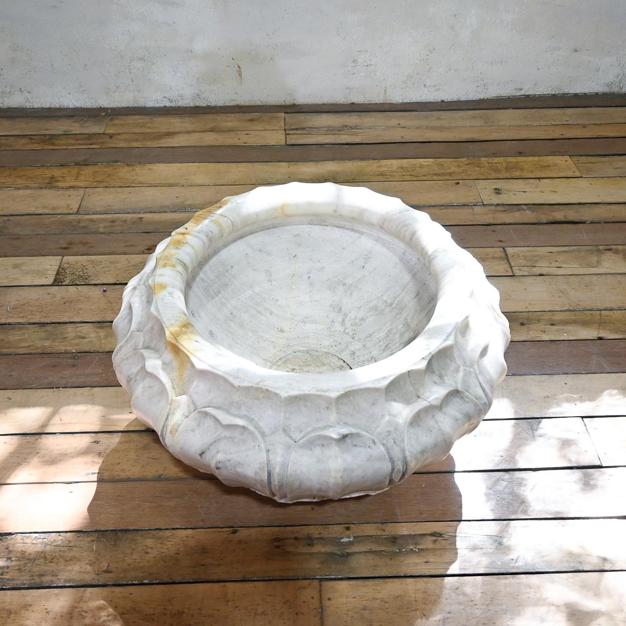 An Extremely Large 20th Century Marble Planter - Jardiniere Lotus Indian  For Sale 12