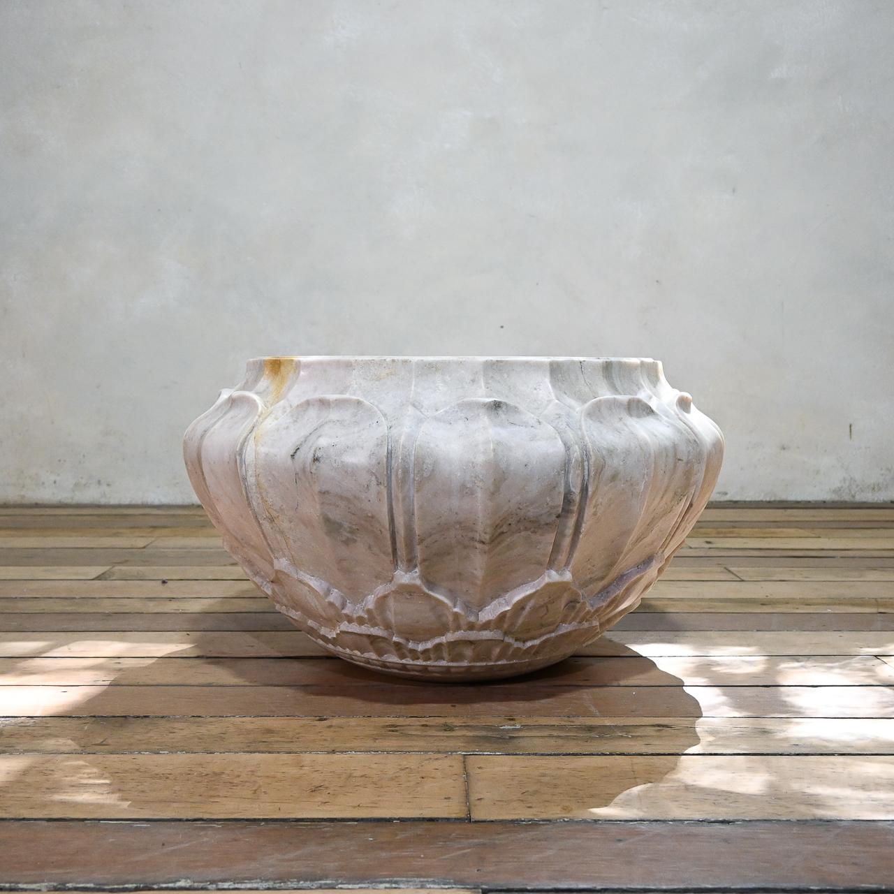 An Extremely Large 20th Century Marble Planter - Jardiniere Lotus Indian  For Sale 13
