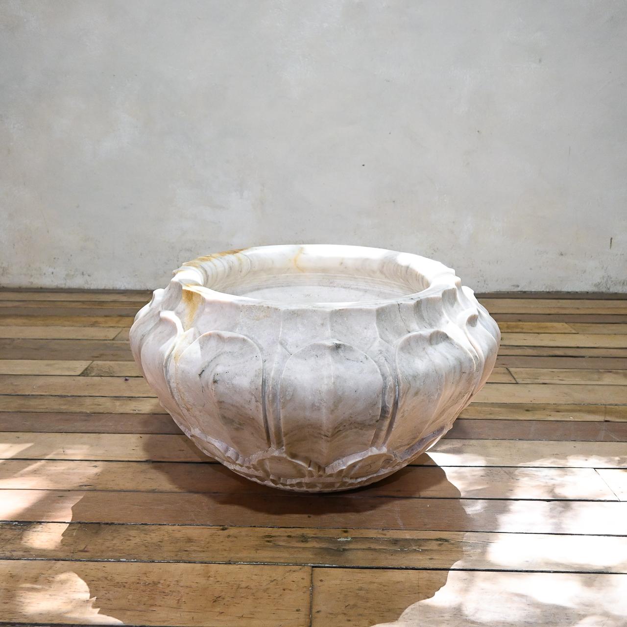 Jardinière en marbre extrêmement grande du 20ème siècle - Jardinière Lotus Indian en vente 1
