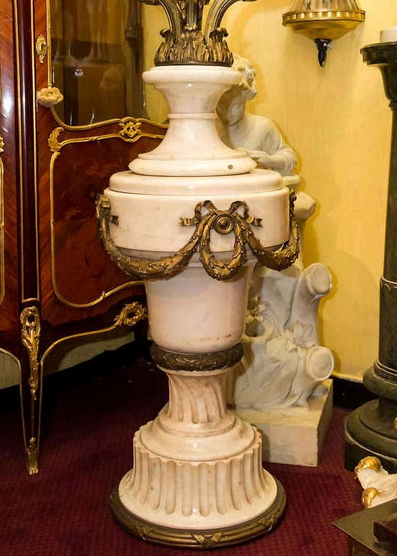 Français Très grande torchère / lampadaire à six bras en marbre et bronze du 19ème siècle en vente