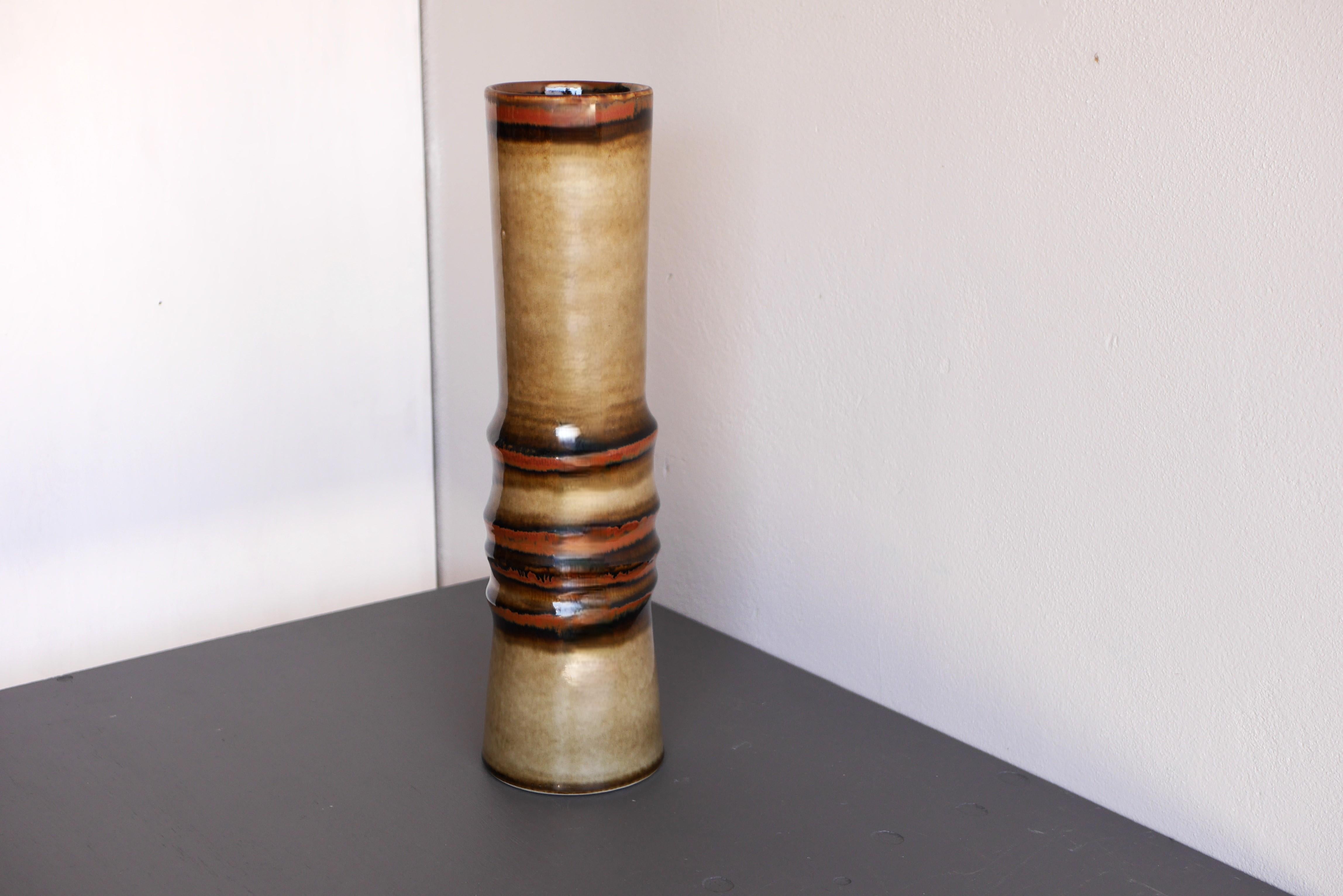 Un raro e grandissimo vaso in ceramica vintage del noto designer Olle Alberius, conosciuto come 