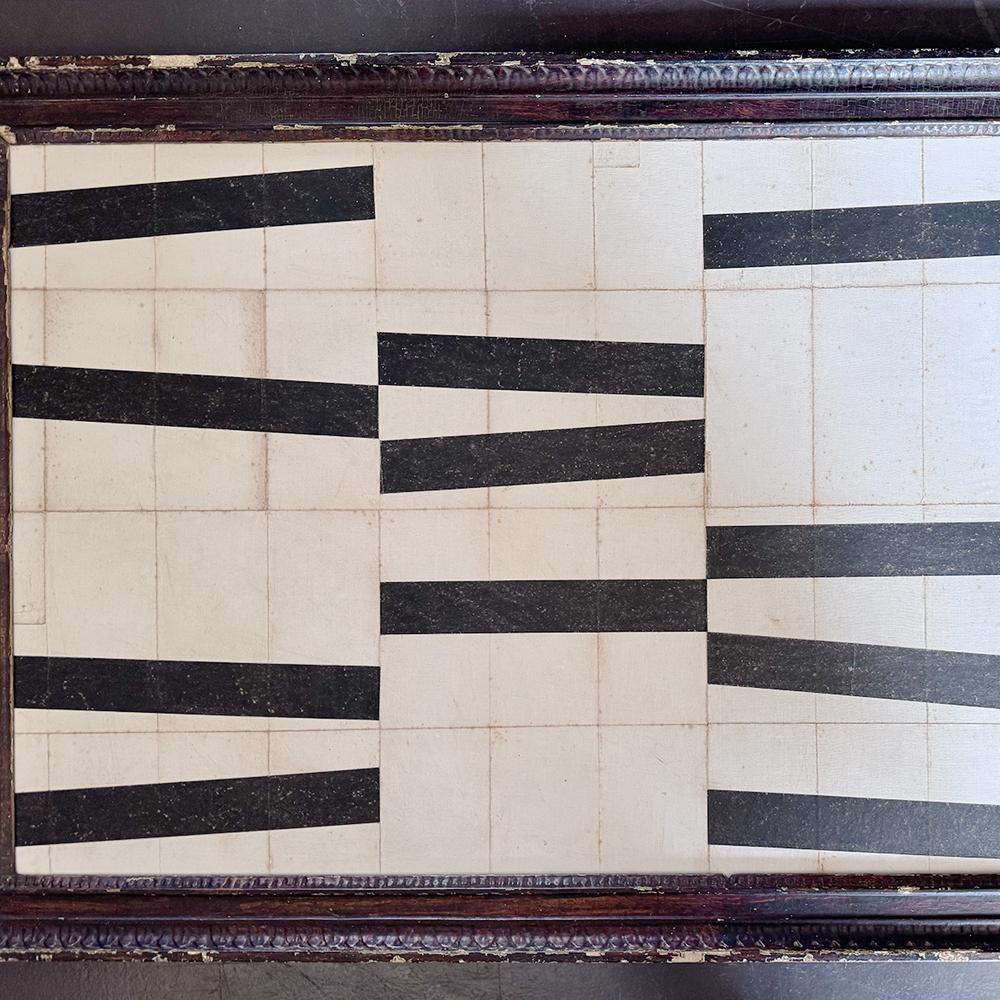 Eine auffallende und durchdacht komponierte monochrome Collage von Lucy Naughton, einer englischen zeitgenössischen Künstlerin, die wir seit mehreren Jahren mit Stolz in unserer Galerie präsentieren. Dieses große Originalwerk ist ein Beispiel für