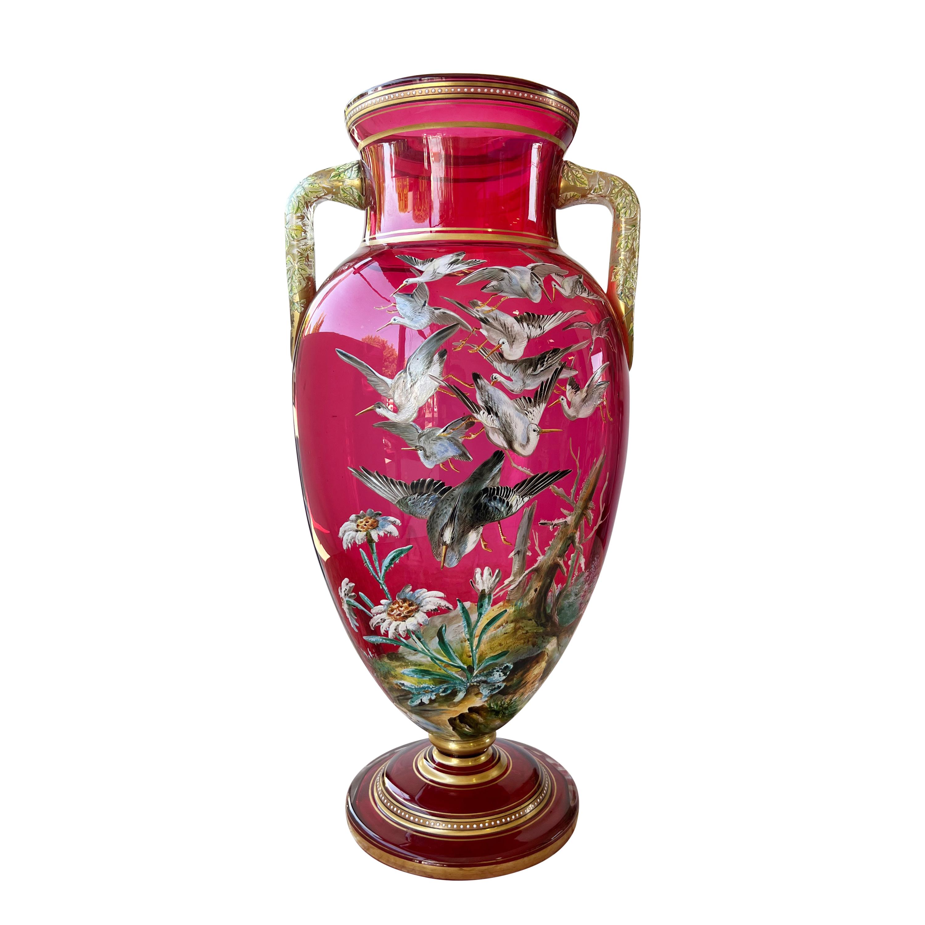 VASO A DUE MANICI IN VETRO RUBINO DORATO E SMALTATO DI MOSER

Repubblica Ceca, circa 1900

Decorato con gru smaltate. Vaso di Moser eccezionalmente grande in condizioni incontaminate. 

Dimensioni: altezza 20 1/2in (52cm); larghezza 10 1/2in (26.5cm)
