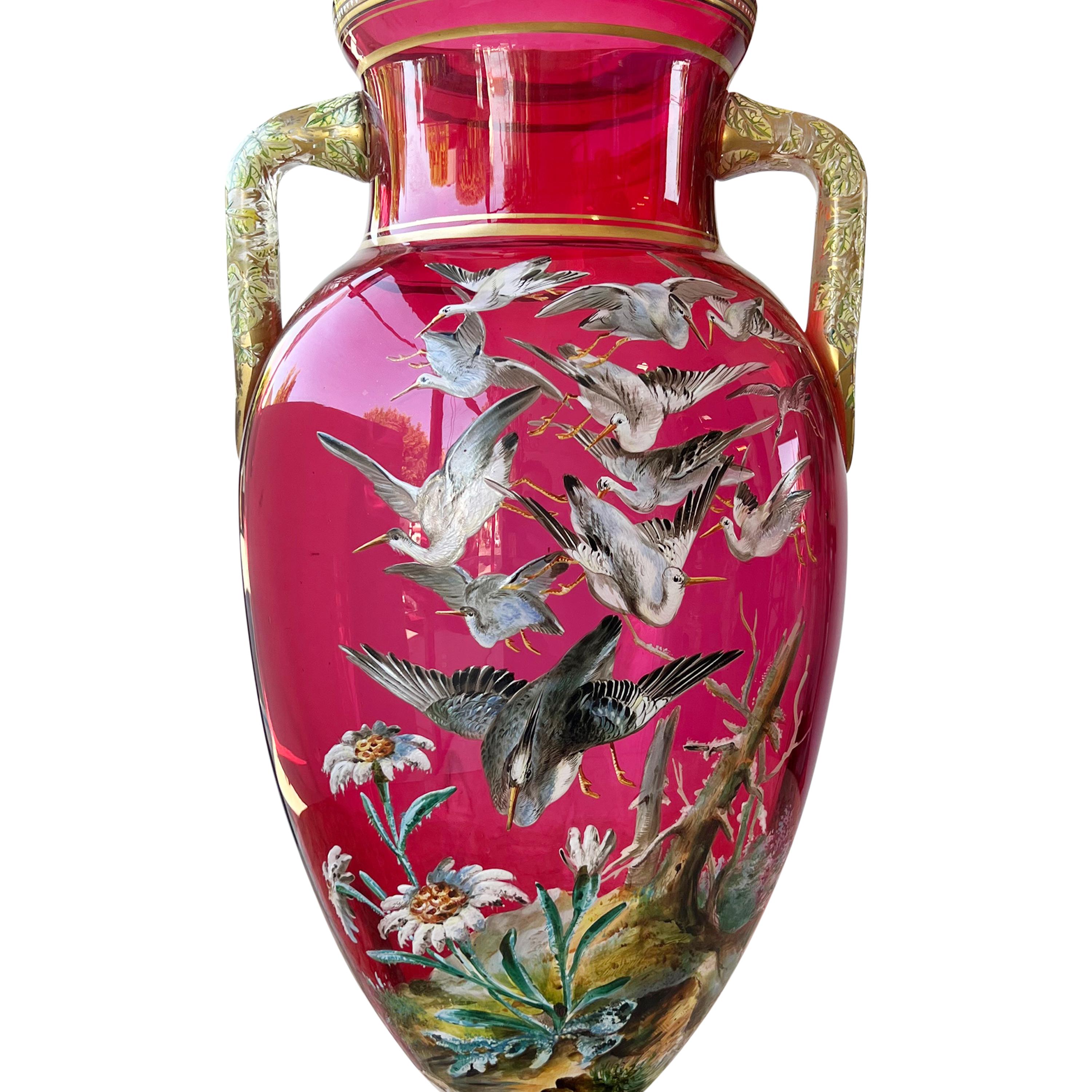Ceco Un vaso a due manici molto grande di Moser, in vetro rosso rubino dorato e smaltato, CIRCA 1900 in vendita