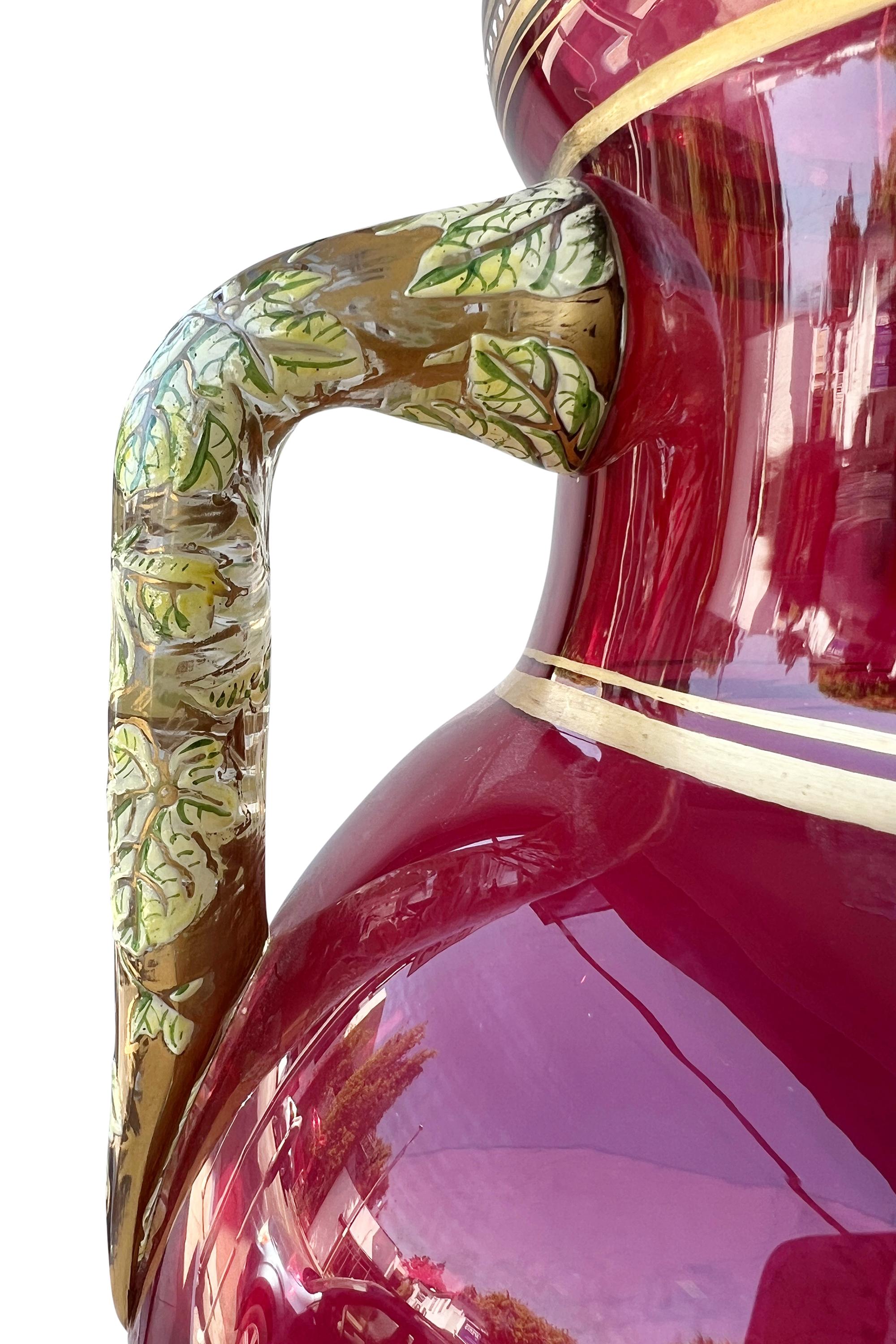 XX secolo Un vaso a due manici molto grande di Moser, in vetro rosso rubino dorato e smaltato, CIRCA 1900 in vendita