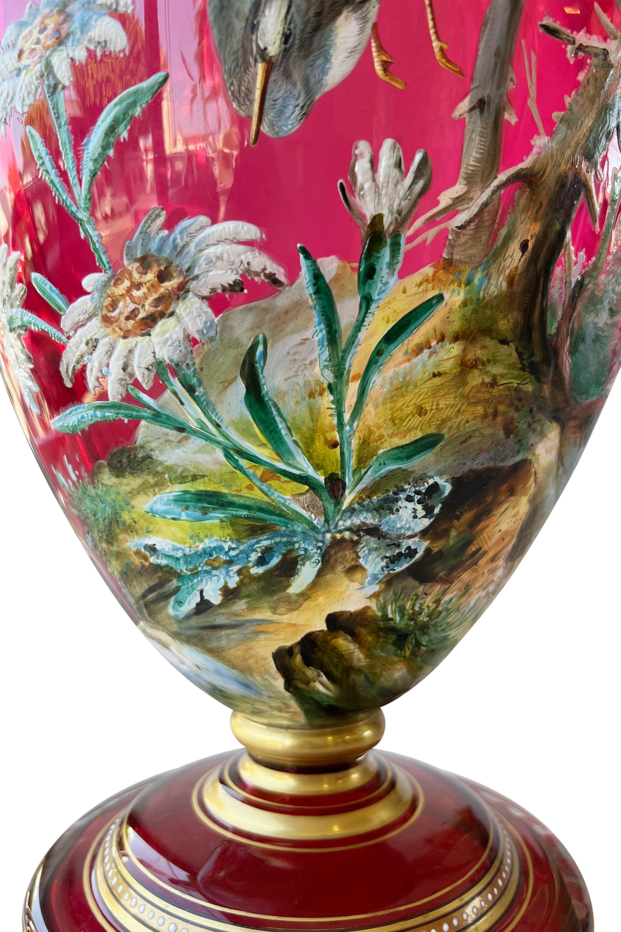 Vetro artistico Un vaso a due manici molto grande di Moser, in vetro rosso rubino dorato e smaltato, CIRCA 1900 in vendita