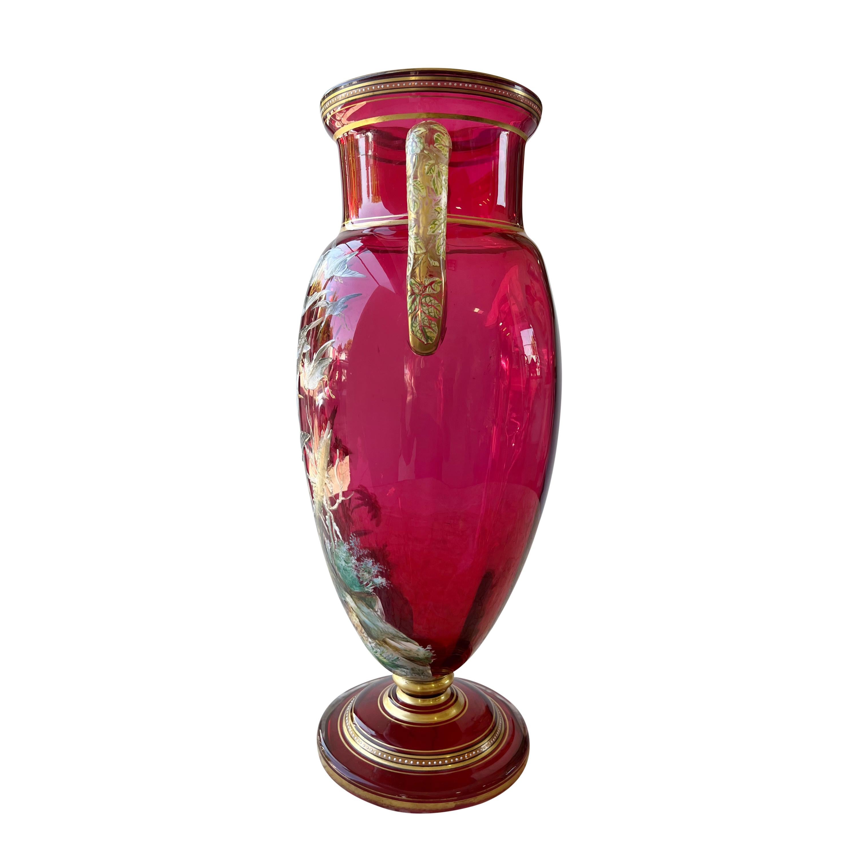 Un vaso a due manici molto grande di Moser, in vetro rosso rubino dorato e smaltato, CIRCA 1900 in vendita 1