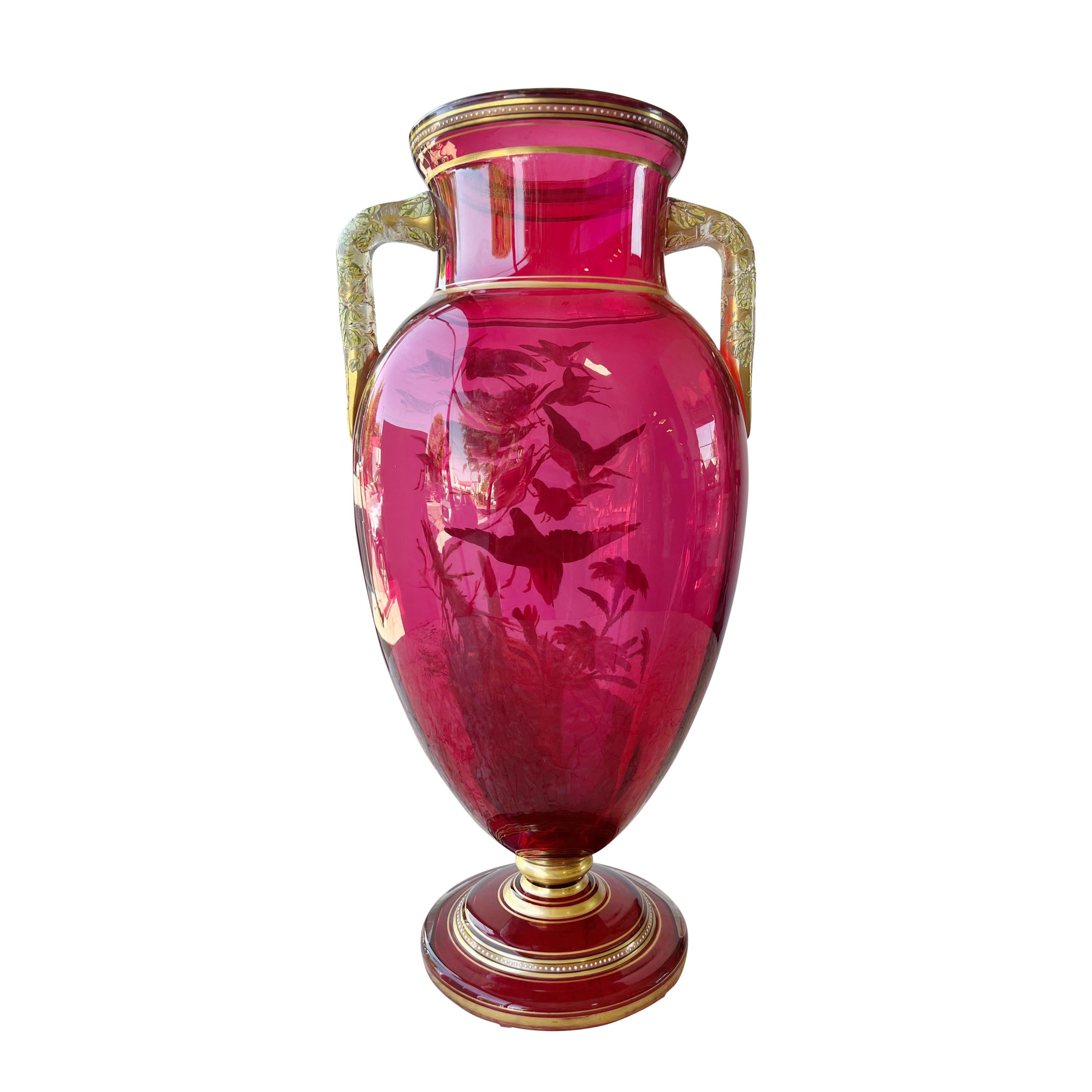 Un vaso a due manici molto grande di Moser, in vetro rosso rubino dorato e smaltato, CIRCA 1900 in vendita 3