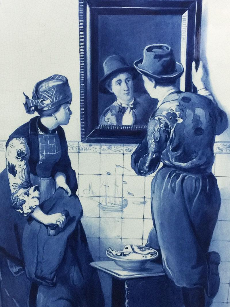 Un très grand plat de Delft hollandais Porceleyne Fles d'après C.I.C., 1889

Plaque murale en Delft Porceleyne Fles d'après une peinture de Christoffel Bisschop avec une scène d'un intérieur hollandais.
Un homme devant un miroir, à côté d'une