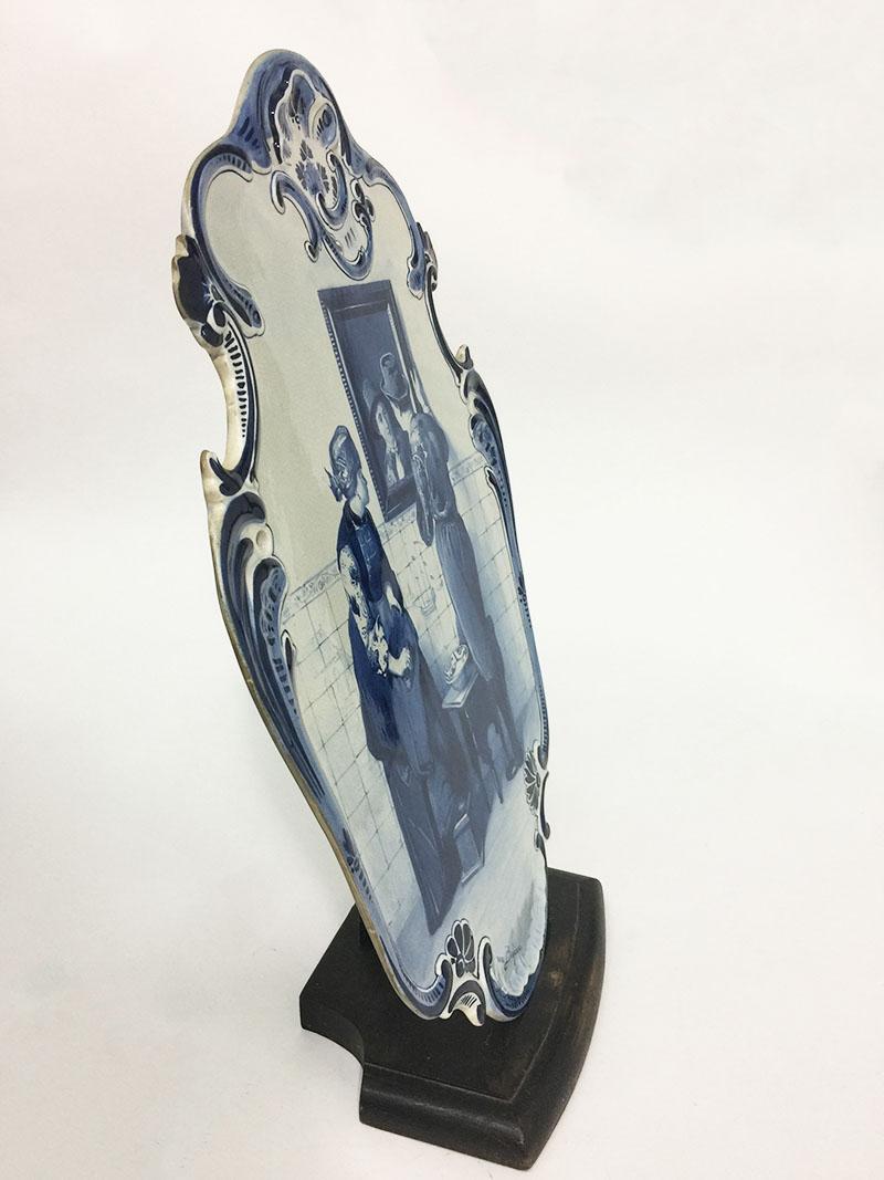 Porcellana Piatto molto grande di Porceleyne Fles olandese di Delft dopo C. Bisschop, 1889 in vendita