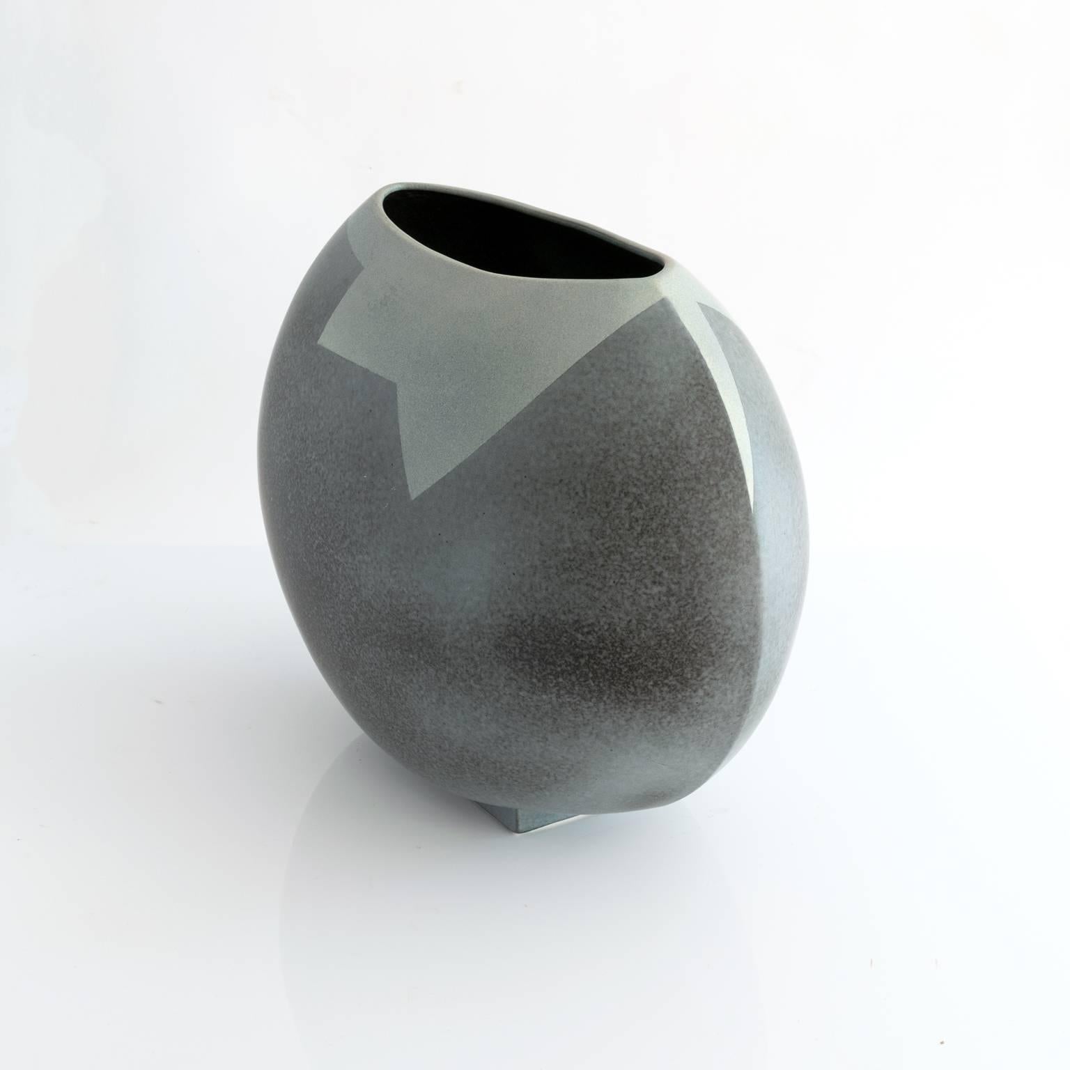 Große postmoderne Vase von Rolf Sinnemark für Rorstrand, Schweden (Glasiert) im Angebot
