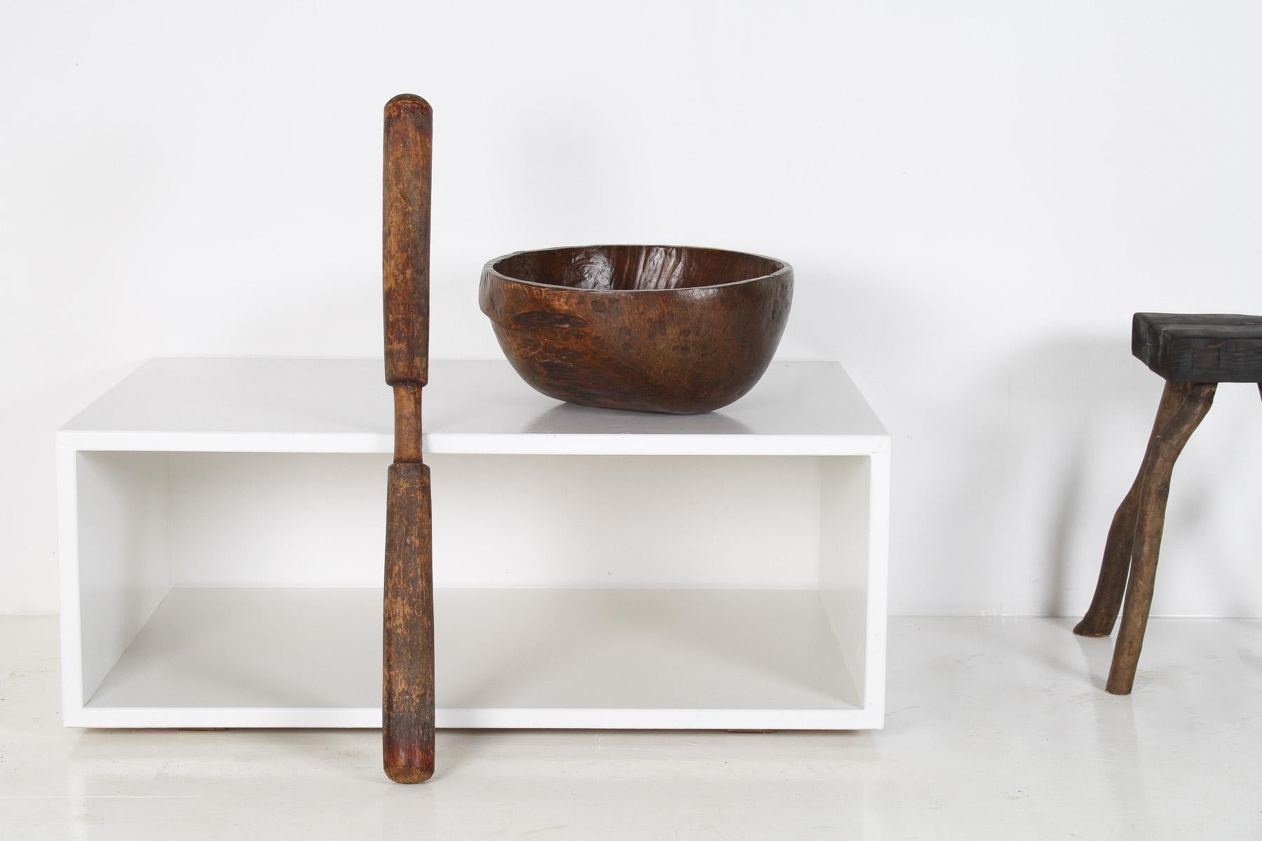 Très grand bol primitif en bois ancien sculpté à la main en vente 2