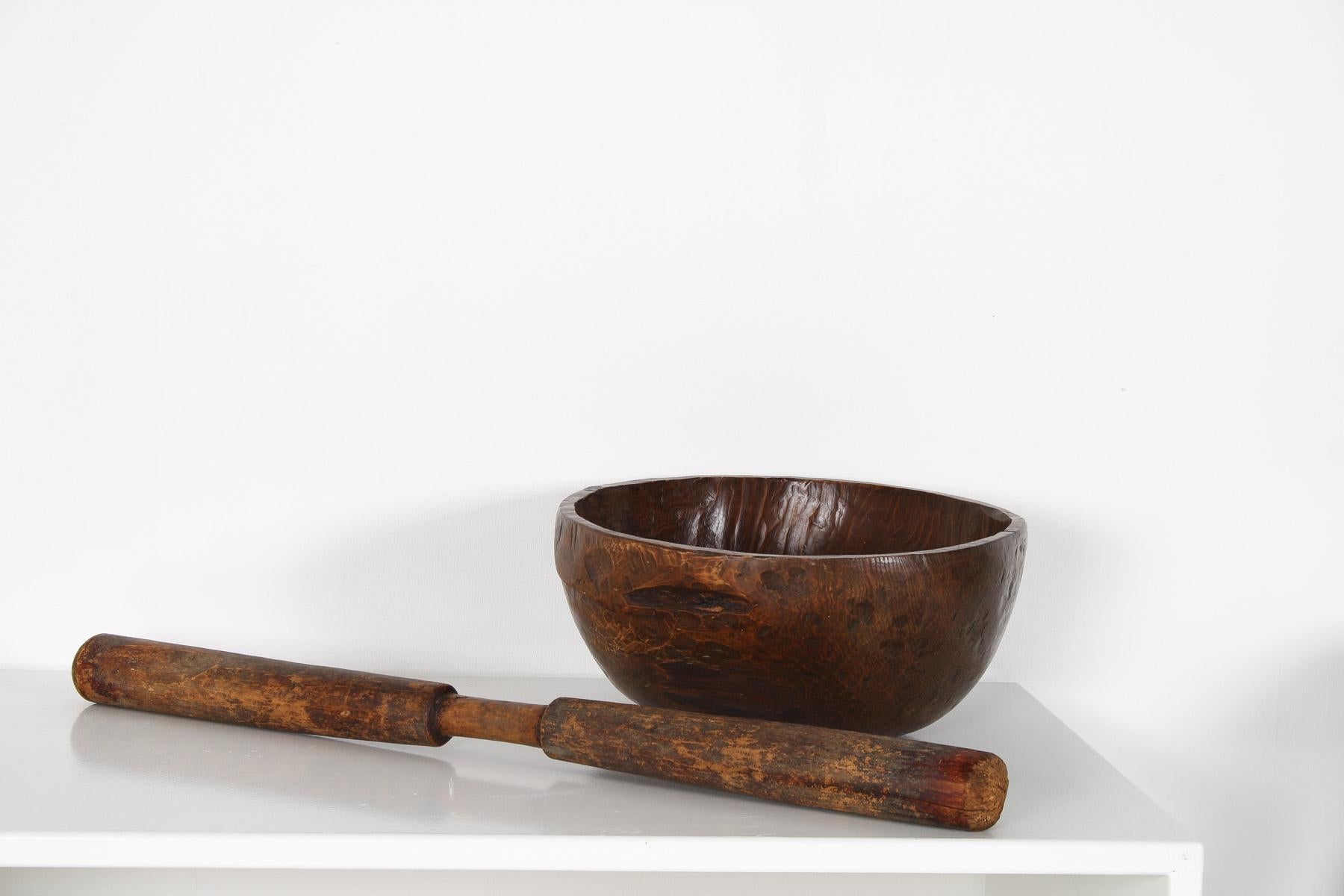 Très grand bol primitif en bois ancien sculpté à la main en vente 3