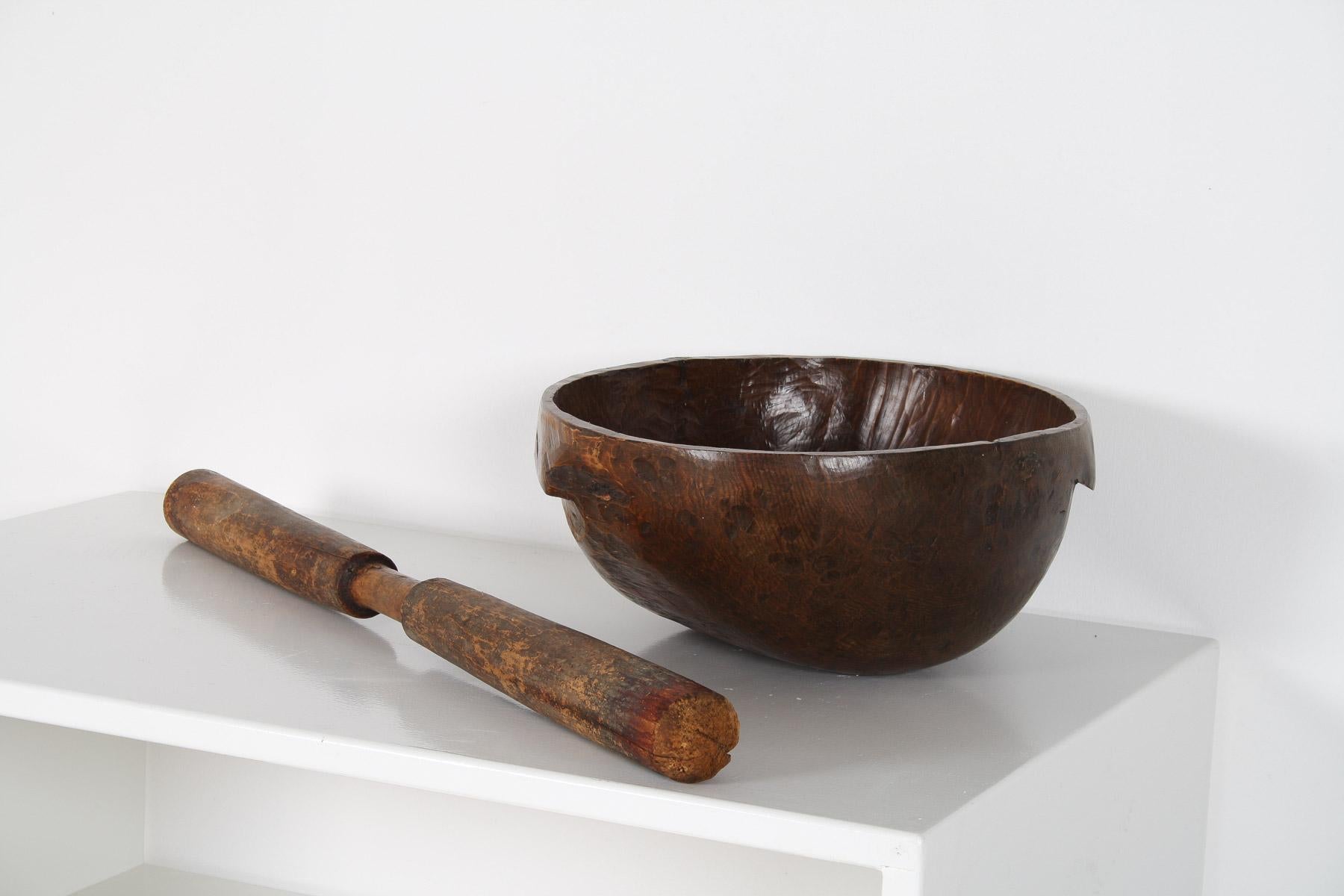Très grand bol primitif en bois ancien sculpté à la main en vente 4