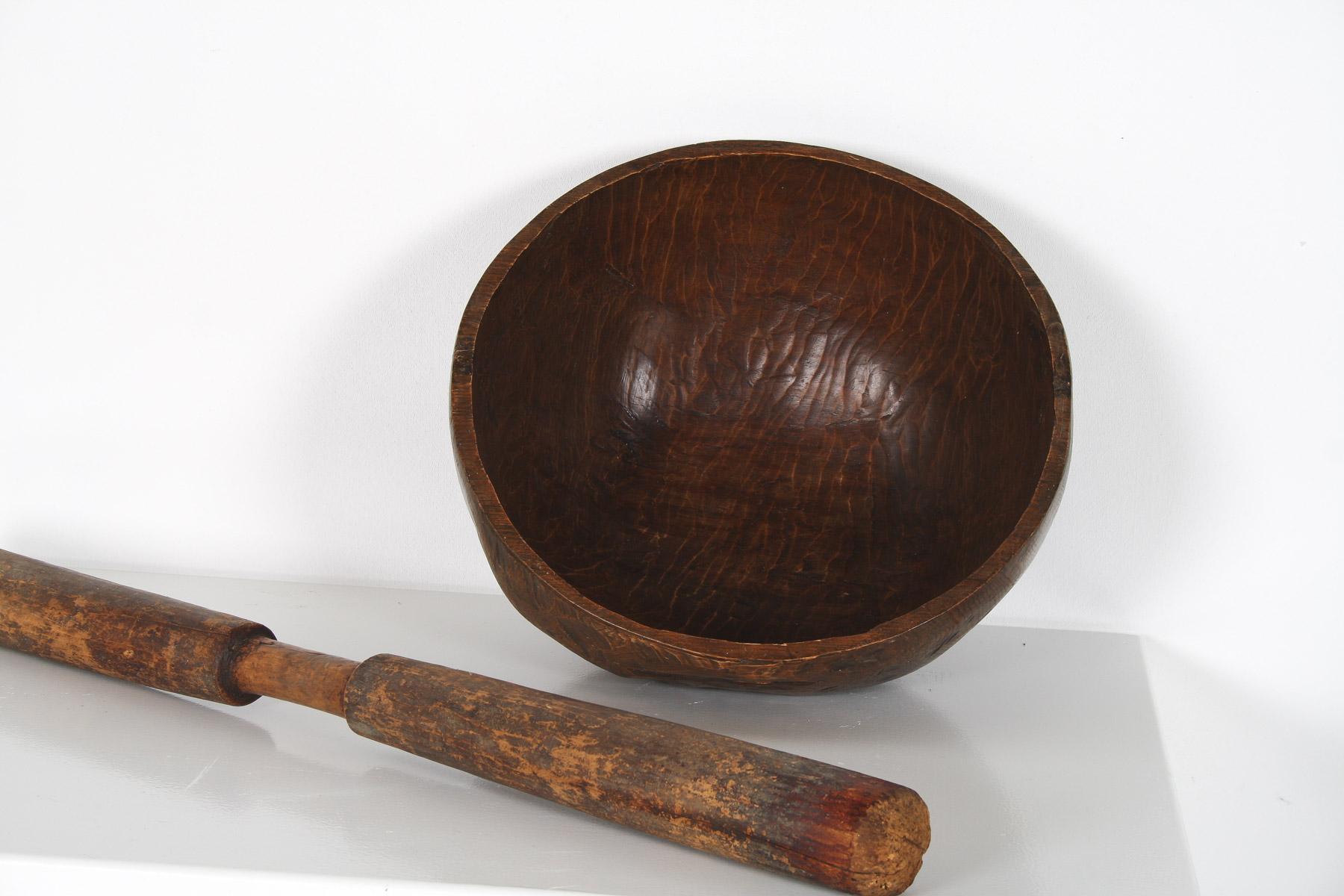 Très grand bol primitif en bois ancien sculpté à la main en vente 5