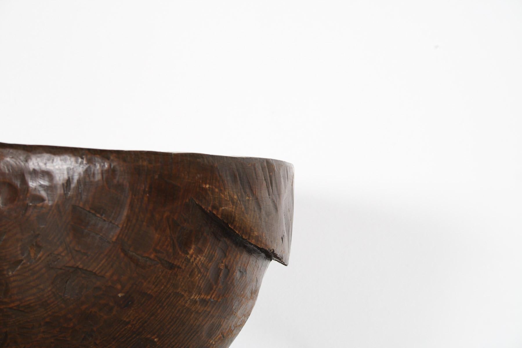 Très grand bol primitif en bois ancien sculpté à la main en vente 6