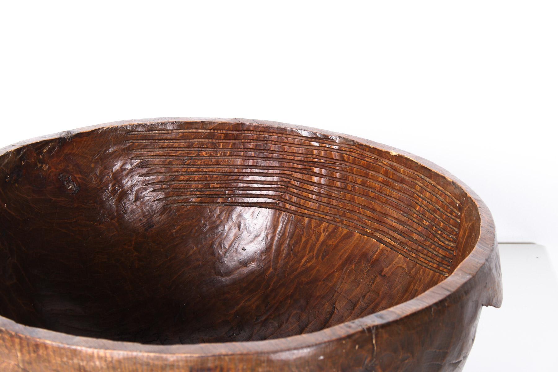Très grand bol primitif en bois ancien sculpté à la main en vente 7