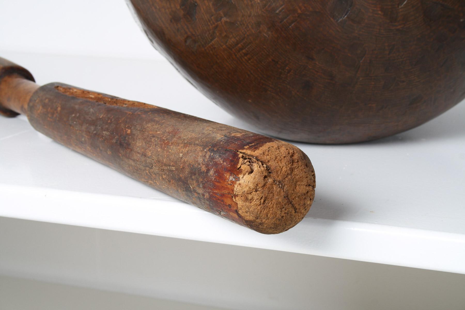 Très grand bol primitif en bois ancien sculpté à la main en vente 8