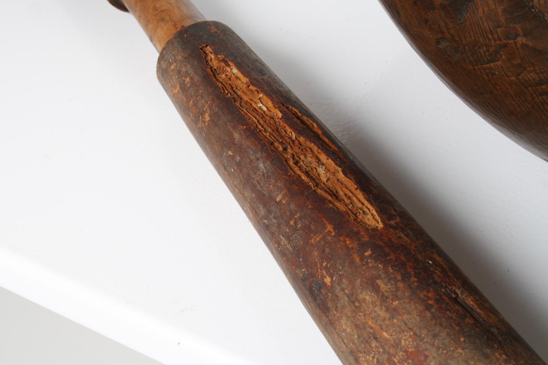 Très grand bol primitif en bois ancien sculpté à la main en vente 9