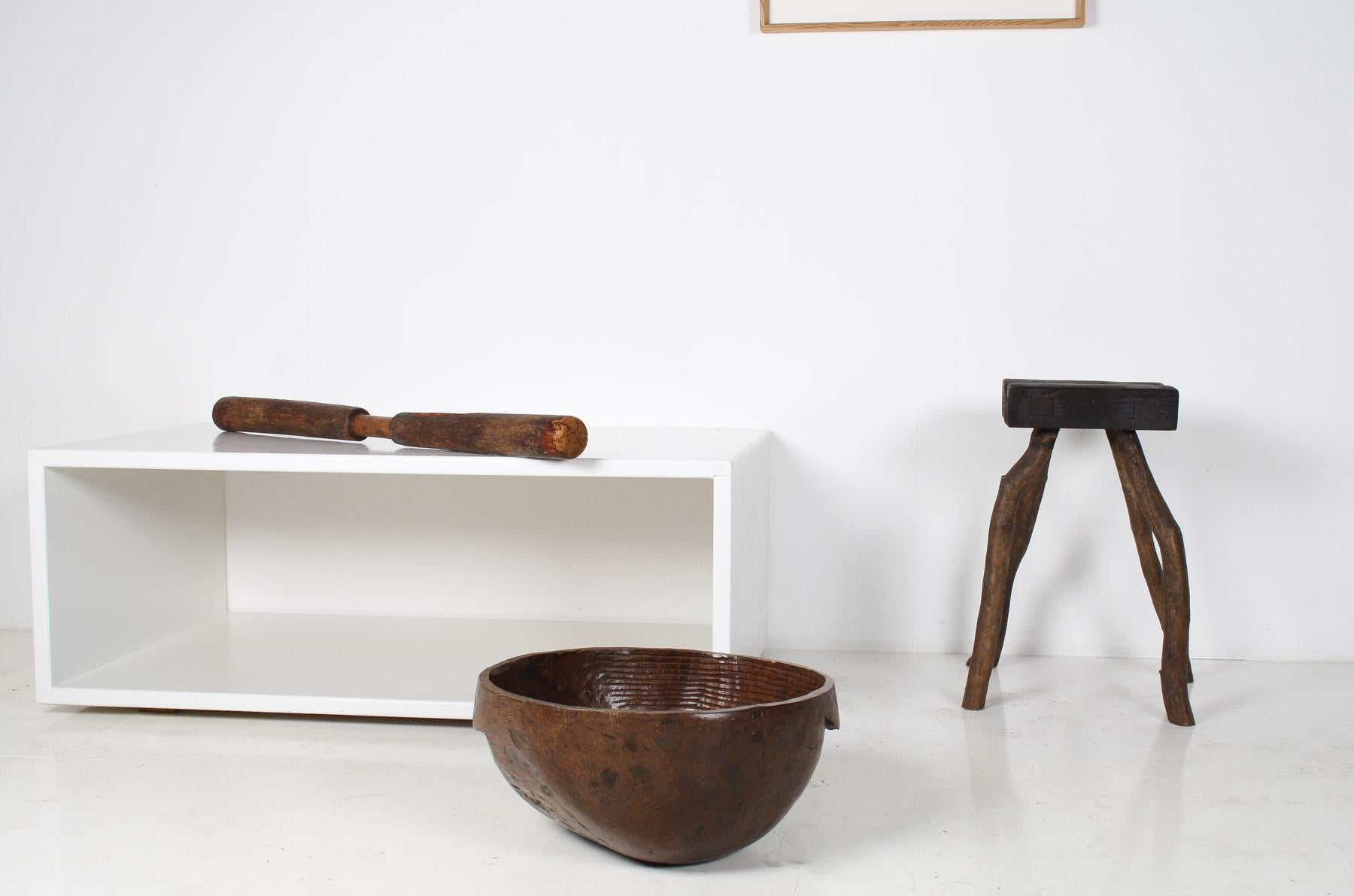 Très grand bol primitif en bois ancien sculpté à la main en vente 10