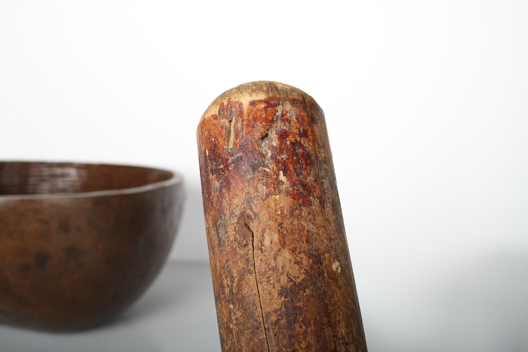 Très grand bol primitif en bois ancien sculpté à la main en vente 11