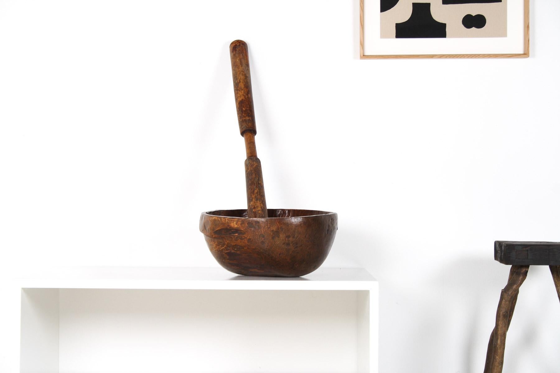 Un magnifique mortier et pilon en bois ancien, mesurant un impressionnant 19 pouces de diamètre, cette pièce substantielle n'est pas seulement fonctionnelle mais sert également d'élément décoratif frappant pour n'importe quel espace.
Sculptée à la