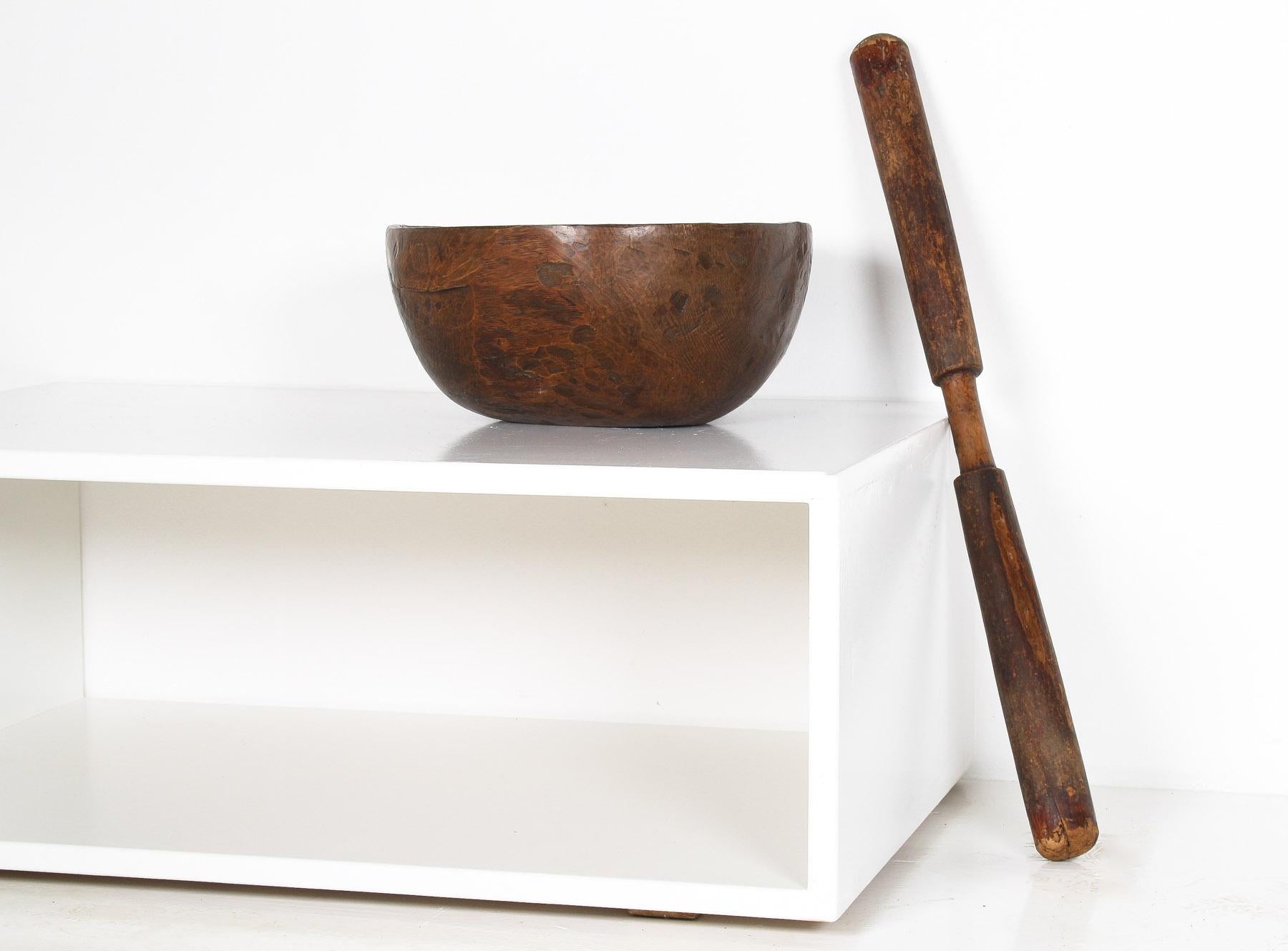 Très grand bol primitif en bois ancien sculpté à la main en vente 12