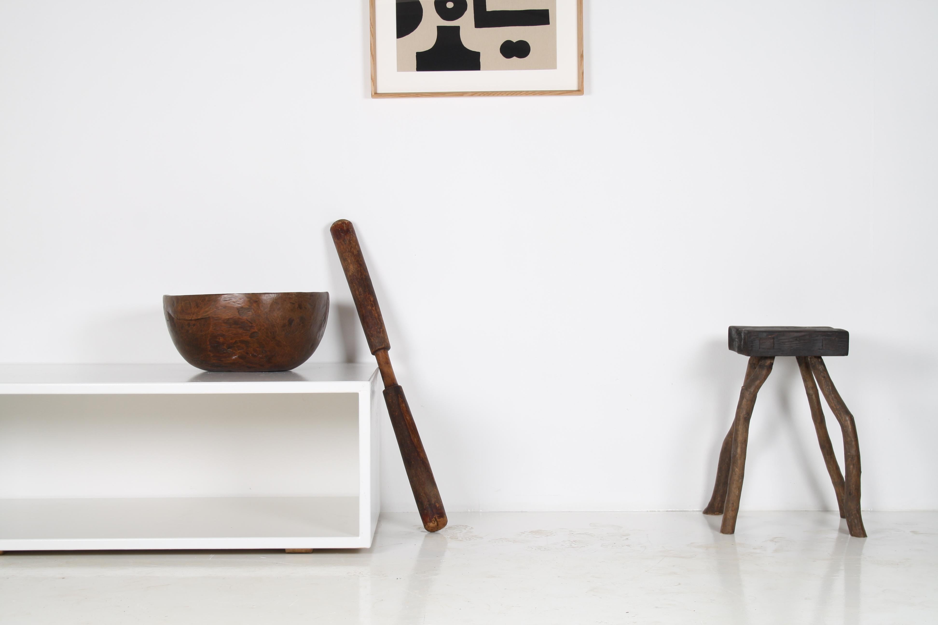 Africain Très grand bol primitif en bois ancien sculpté à la main en vente