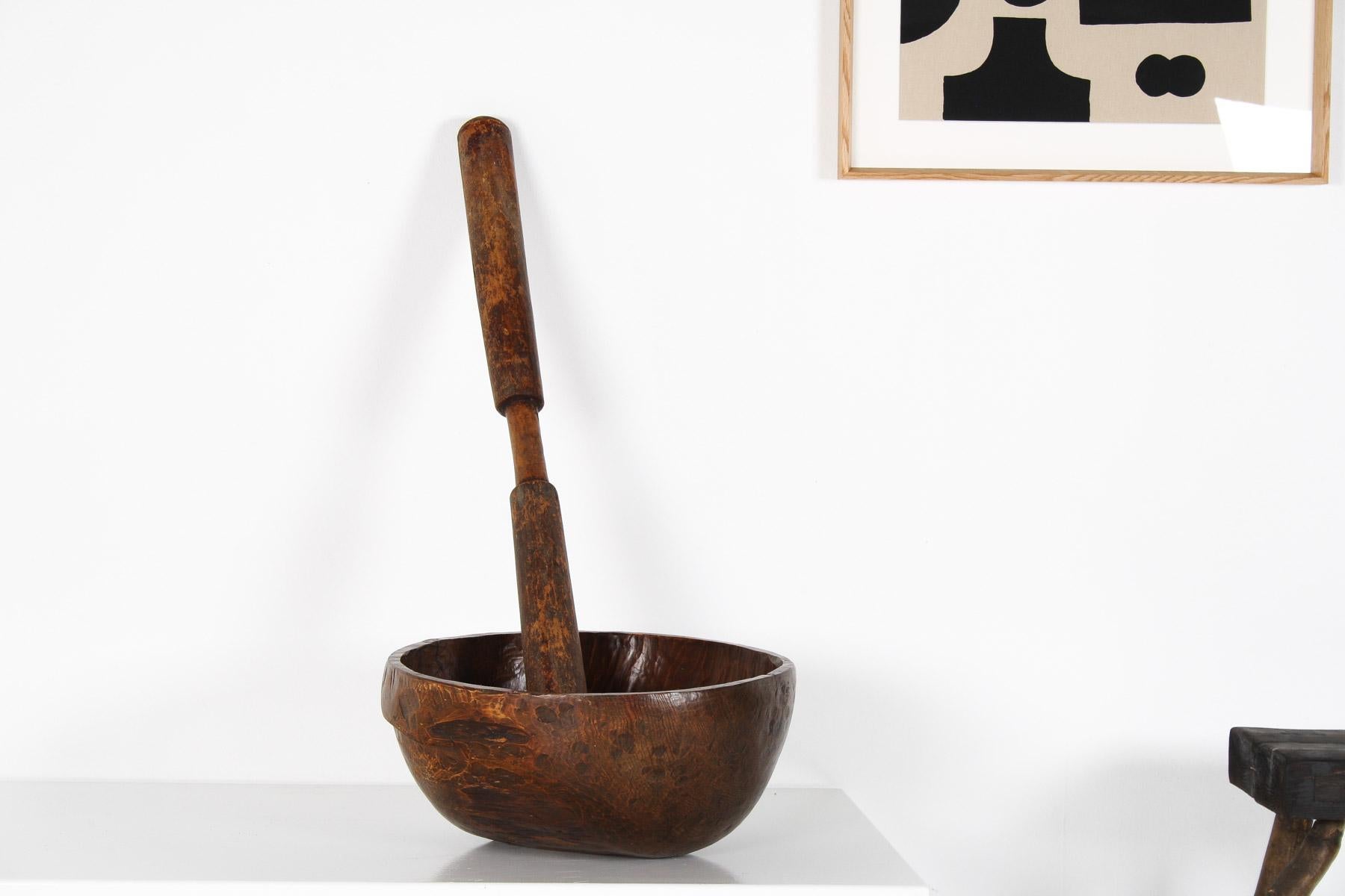 Bois Très grand bol primitif en bois ancien sculpté à la main en vente