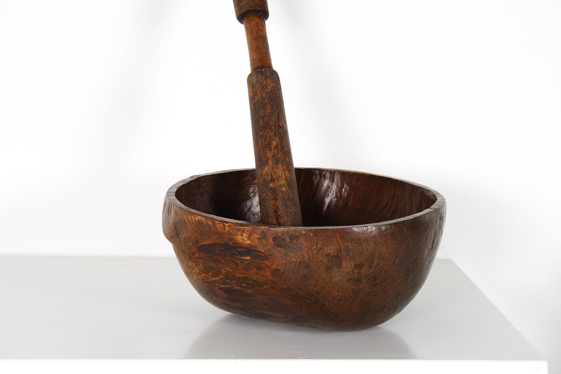 Très grand bol primitif en bois ancien sculpté à la main en vente 1