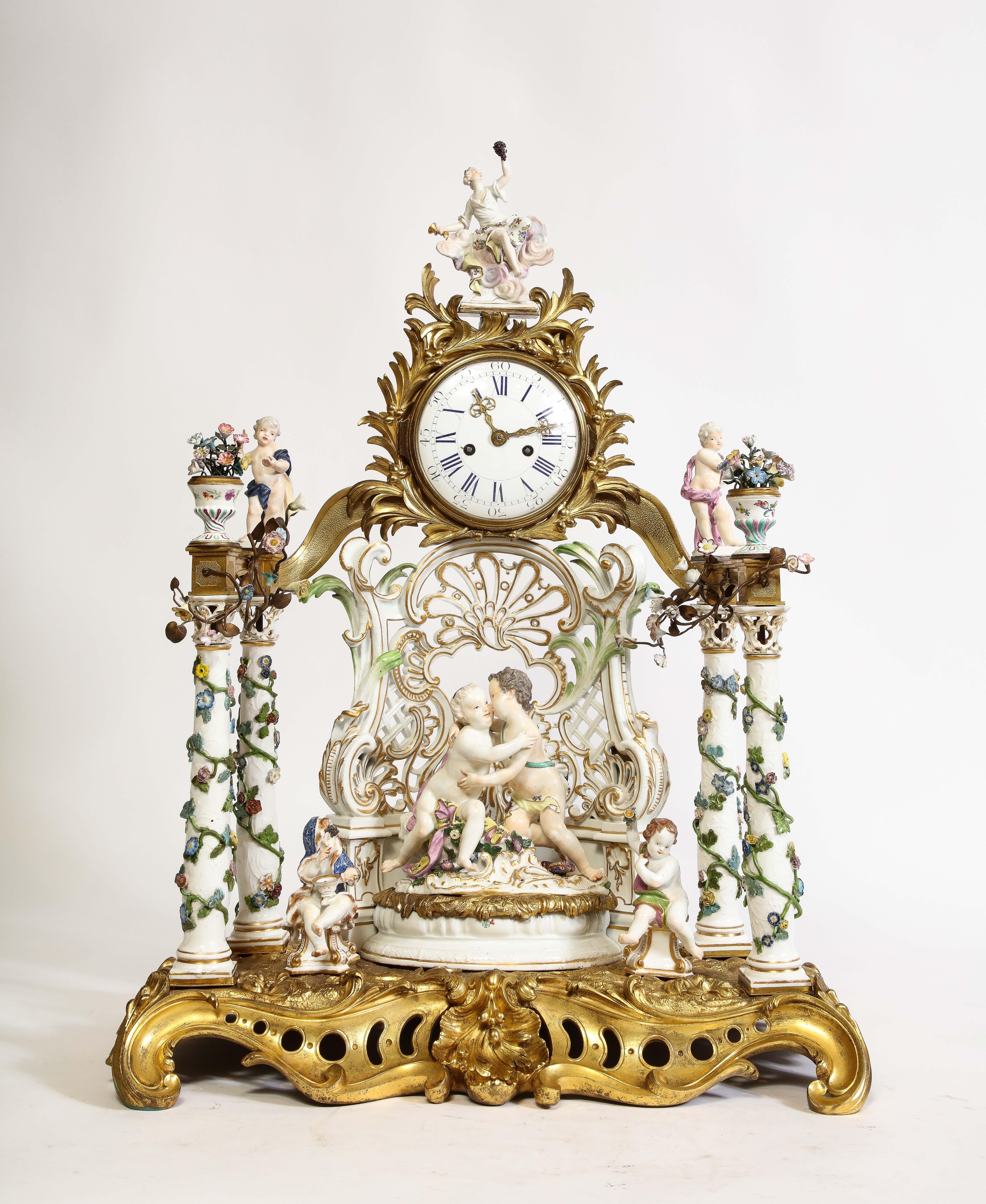 Très grand et rare ensemble de trois pièces en porcelaine de Meissen, monté en bronze doré, comprenant une horloge et un chandelier. Cet ensemble impressionnant se compose de trois pièces : une horloge centrale et deux candélabres, chacun orné des